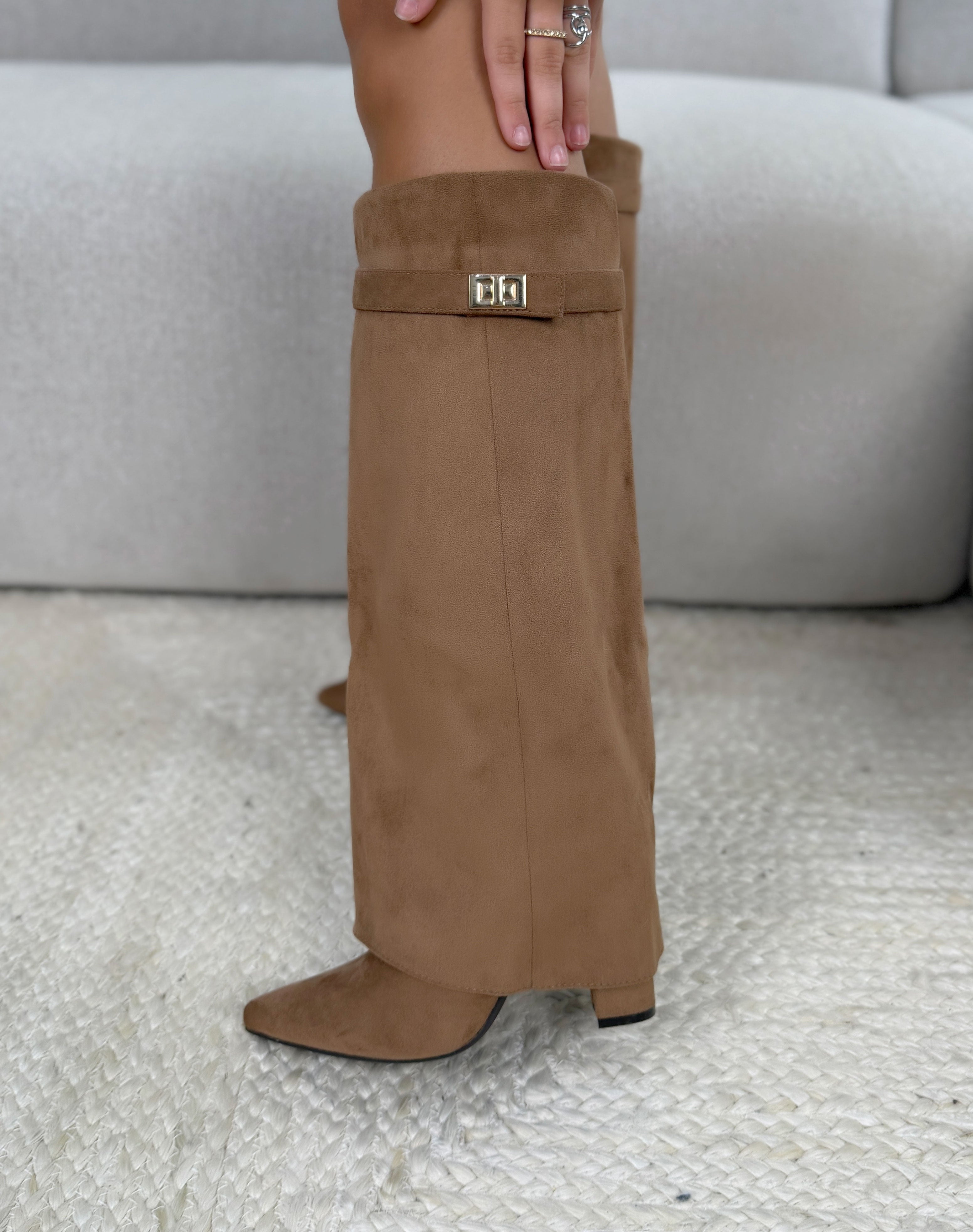 Bottes femme camel élégantes à revers avec bijou doré et talon épais