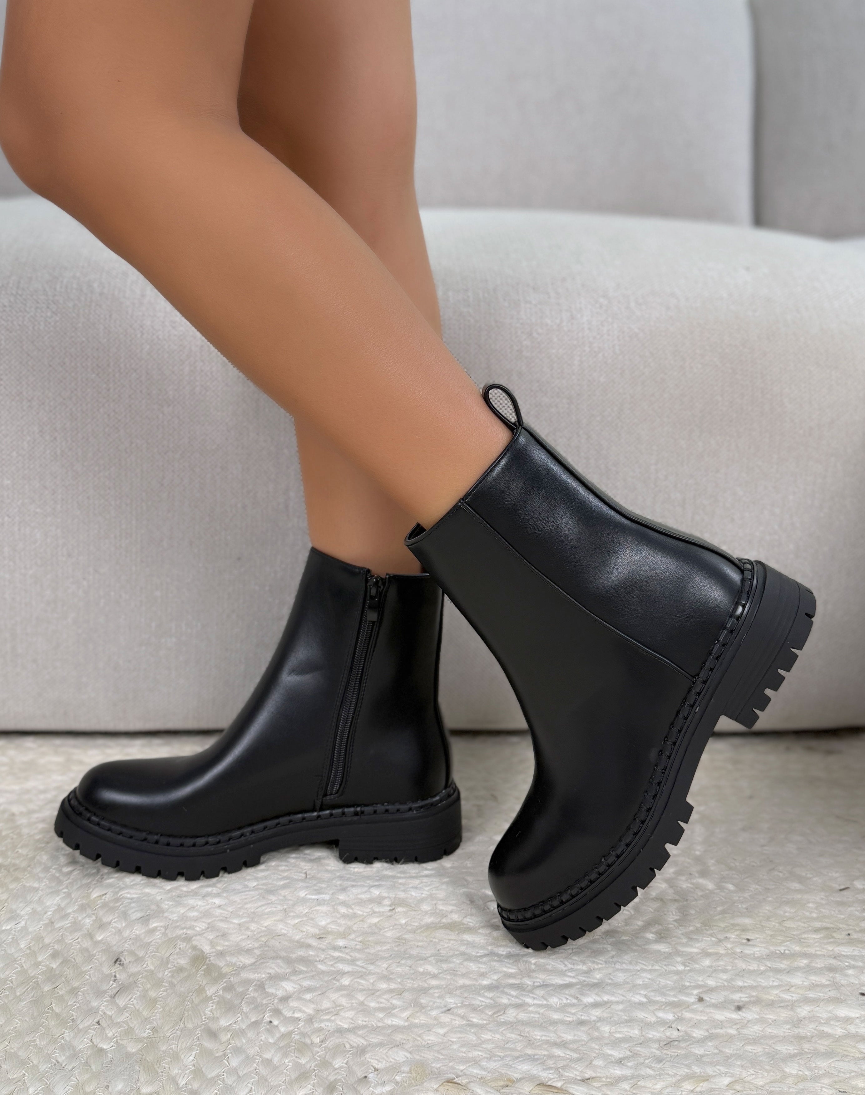 Bottines femme noires tendance à semelle crantée et bout rond