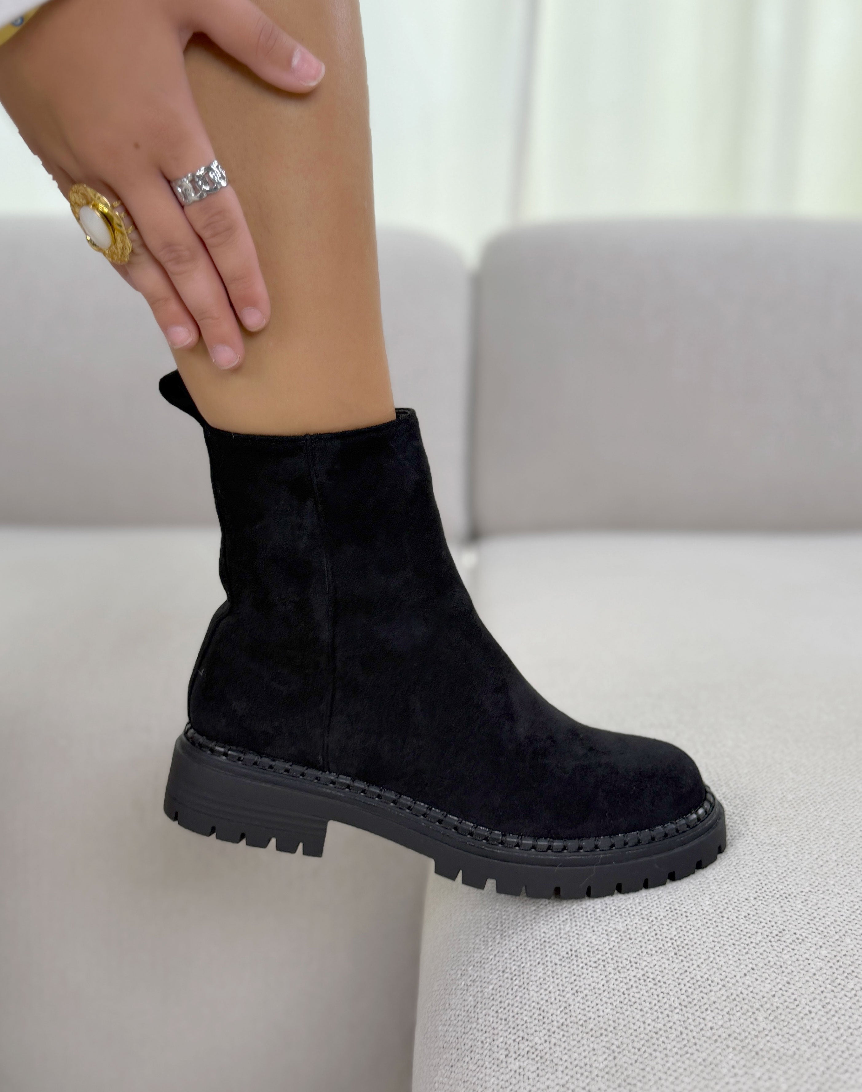 Bottines femme noires tendance en suédine à semelle crantée et bout rond
