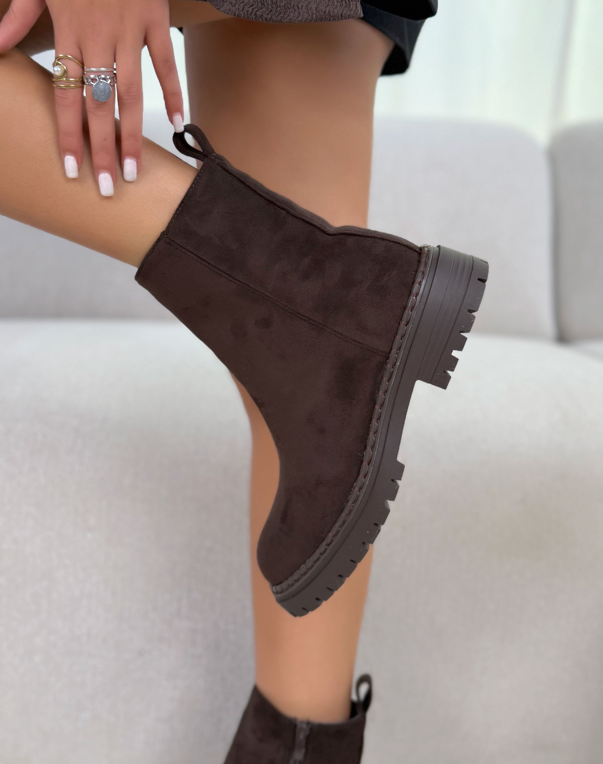 Bottines femme marron tendance en suédine à semelle crantée et bout rond