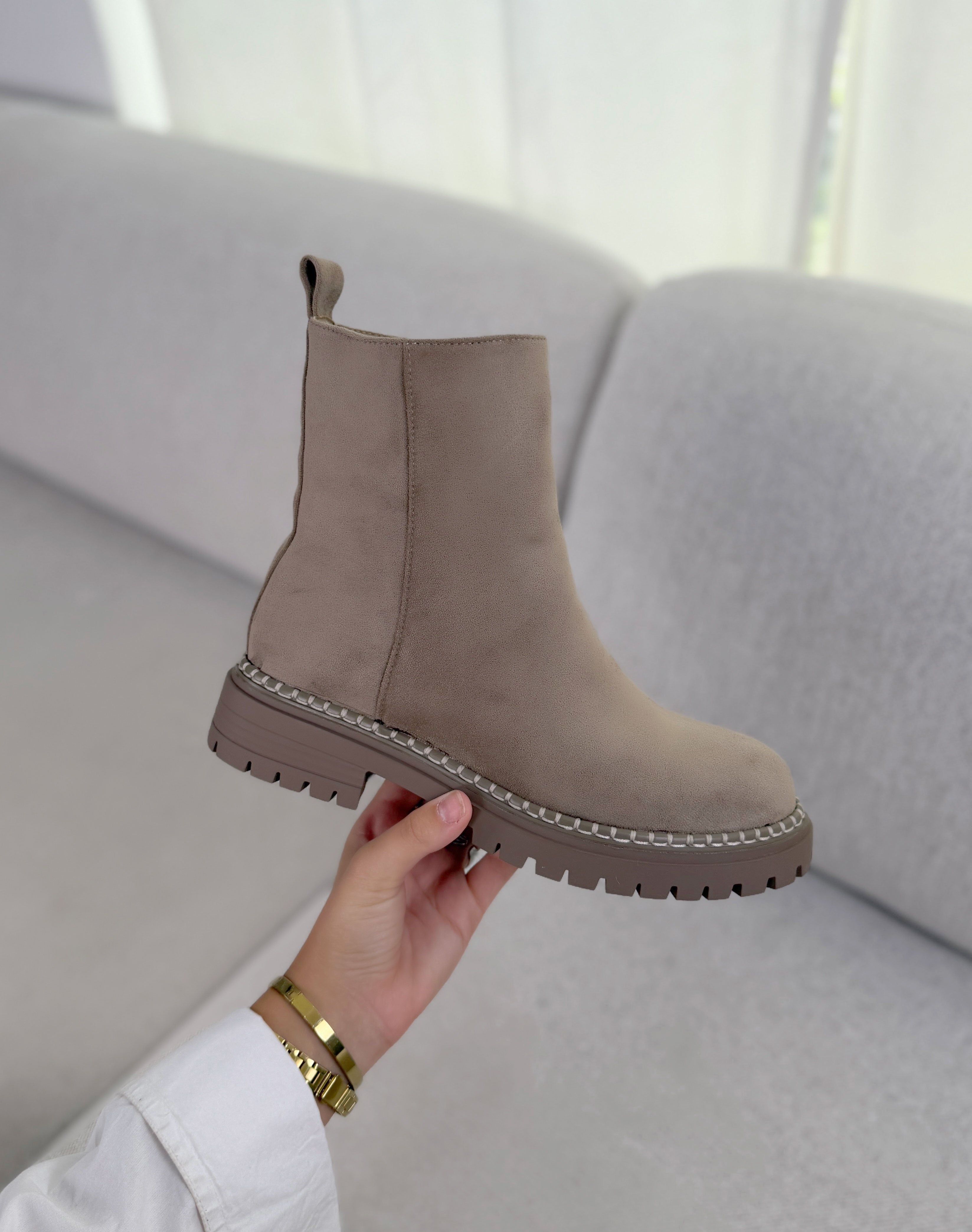 Bottines femme beige tendance en suédine à semelle crantée et bout rond