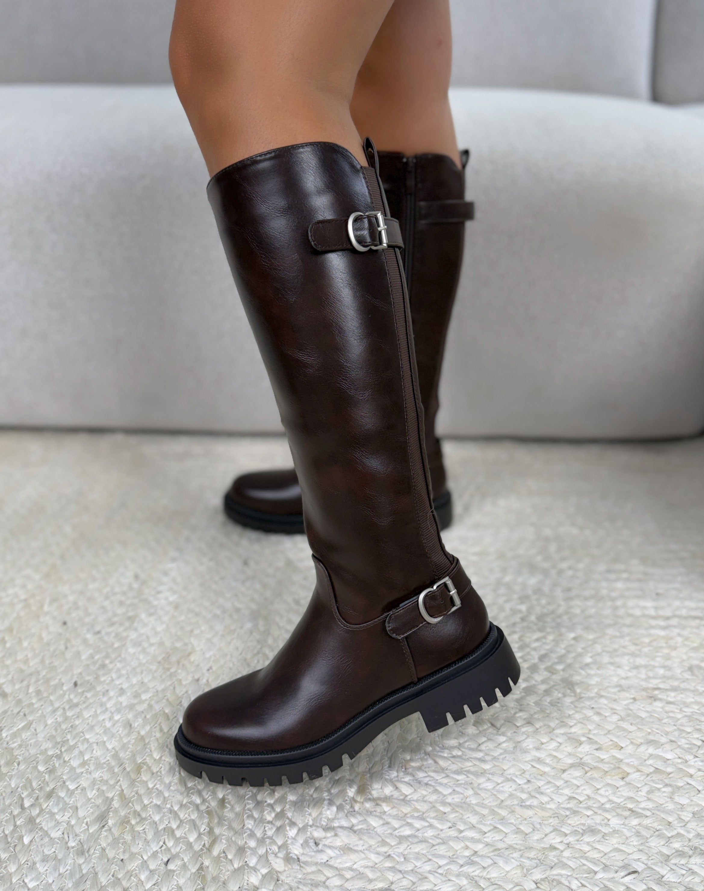 Bottes femme marron tendance à boucles argentées et semelle crantée