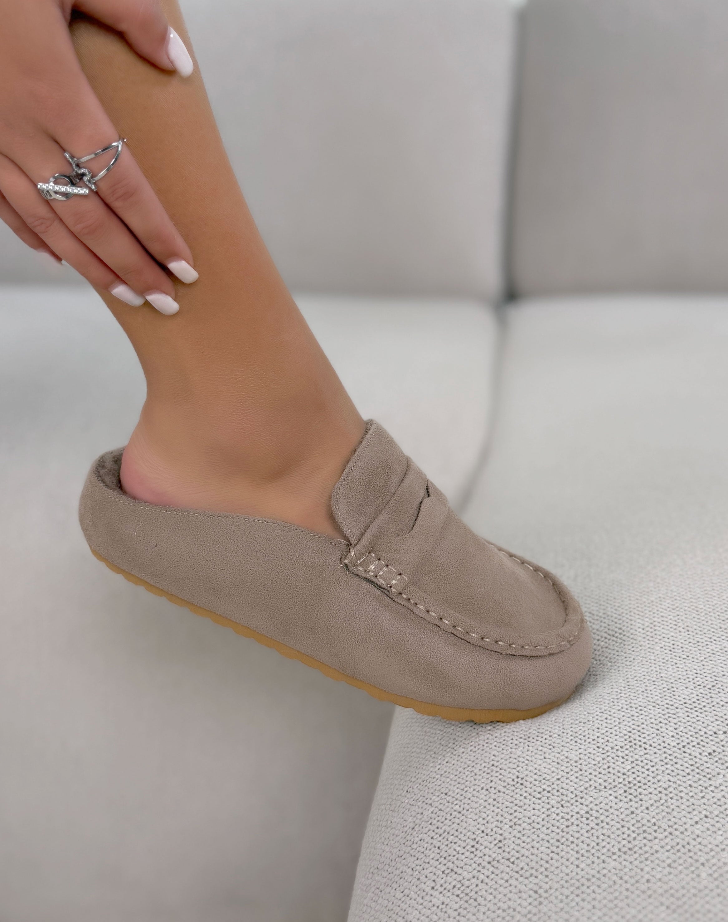 Mules femme taupe en suédine fourrée confortables et chaleureuses