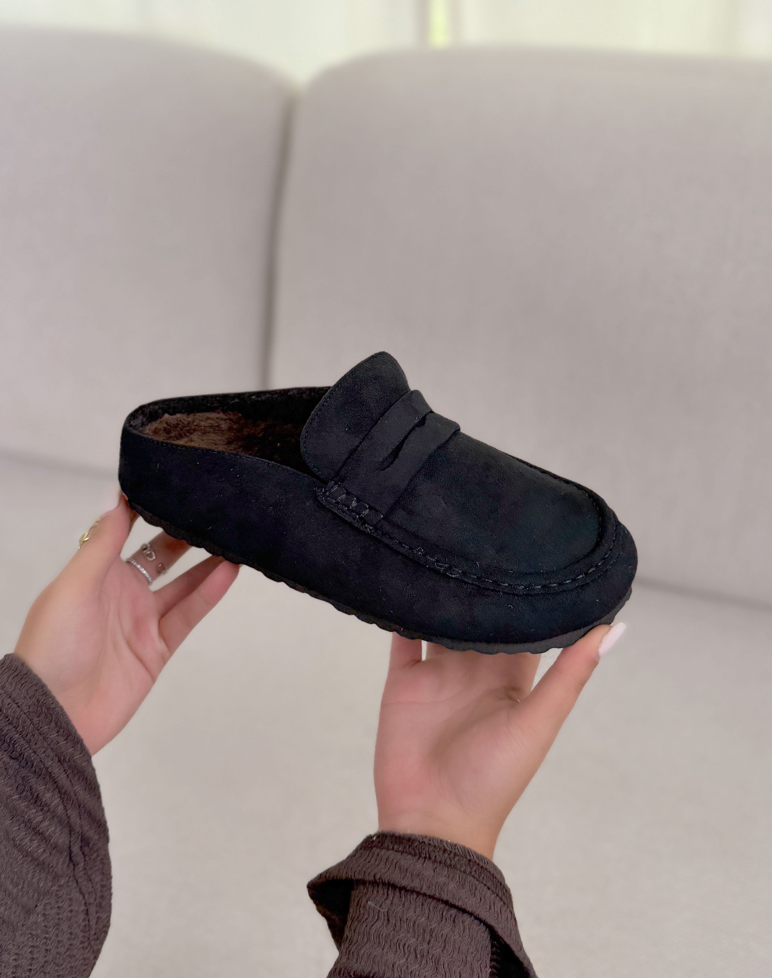 Mules femme noires en suédine fourrée confortables et élégantes