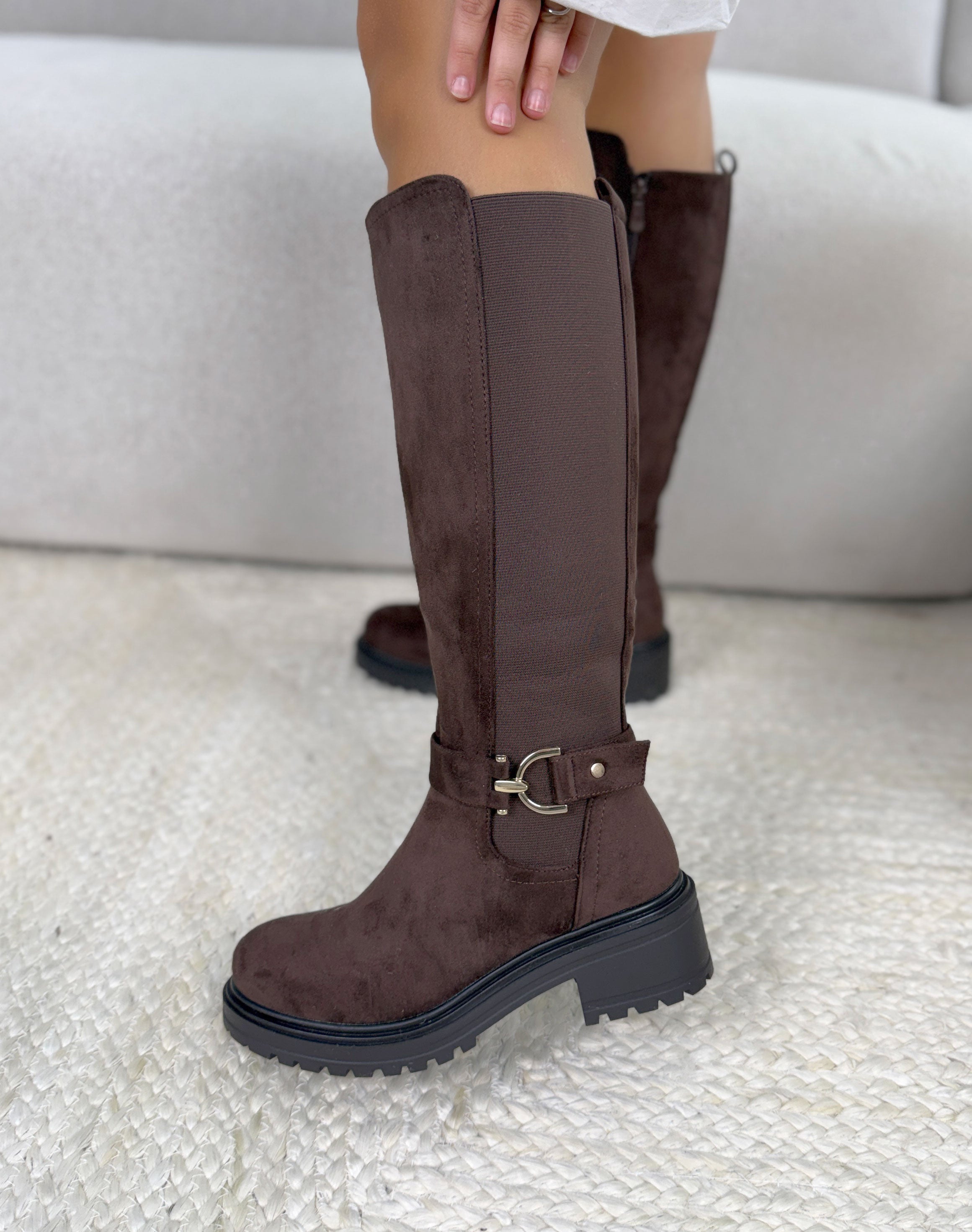 Bottes femme marron foncé en suédine avec tige élastique et boucle dorée