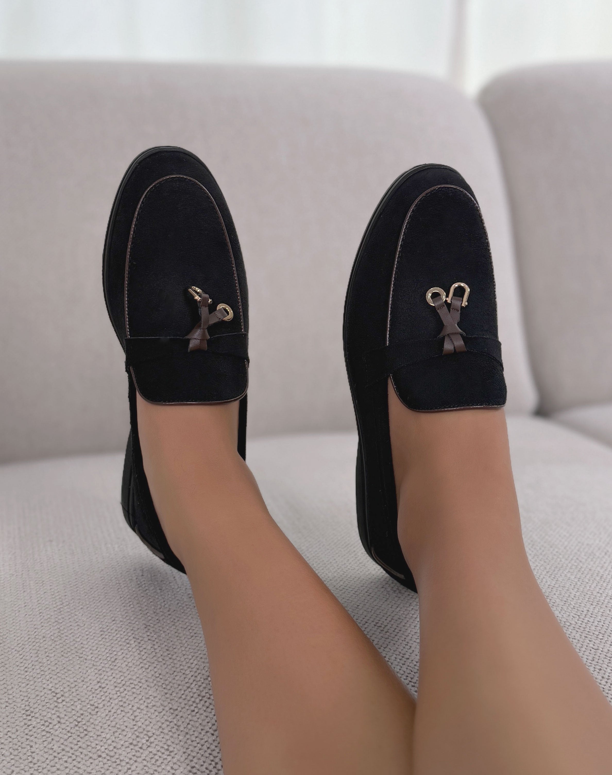 Mocassins femme noirs élégants en suédine avec détail marron et doré