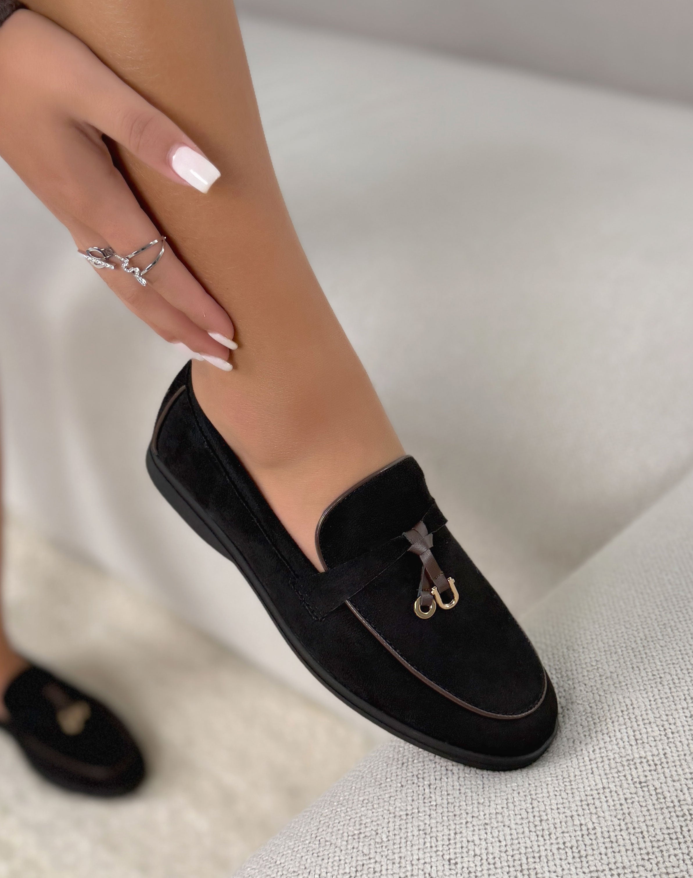 Mocassins femme noirs élégants en suédine avec détail marron et doré