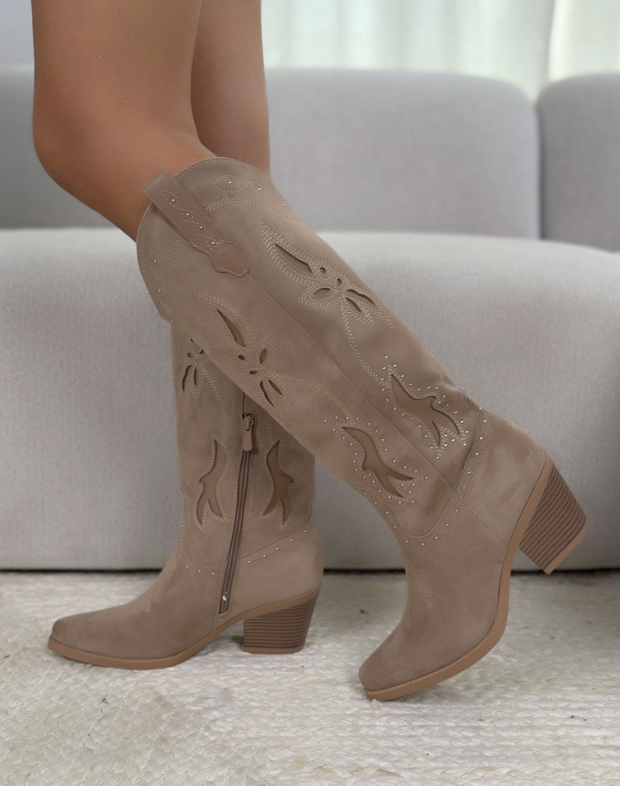 Botte femme beige tendance style santiag à strass argentés et talon épais biseauté