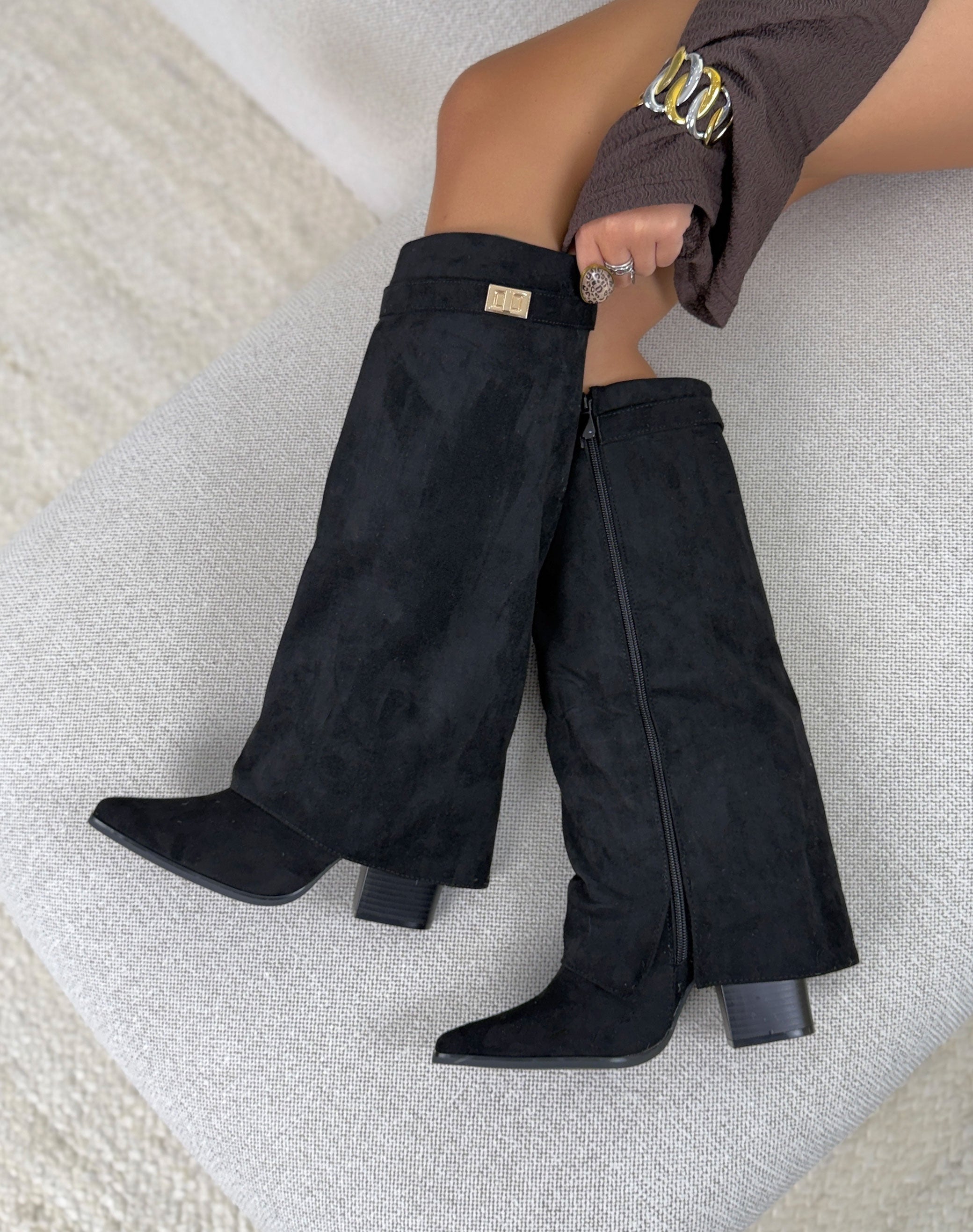 Botte femme noire élégante en suédine à revers avec sangle dorée et talon biseauté