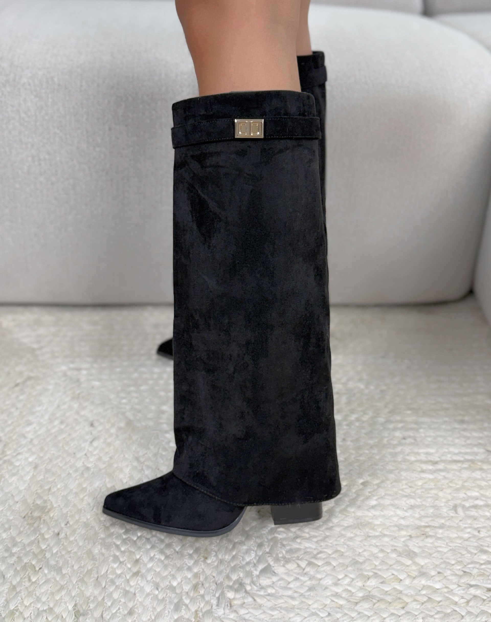 Botte femme noire élégante en suédine à revers avec sangle dorée et talon biseauté