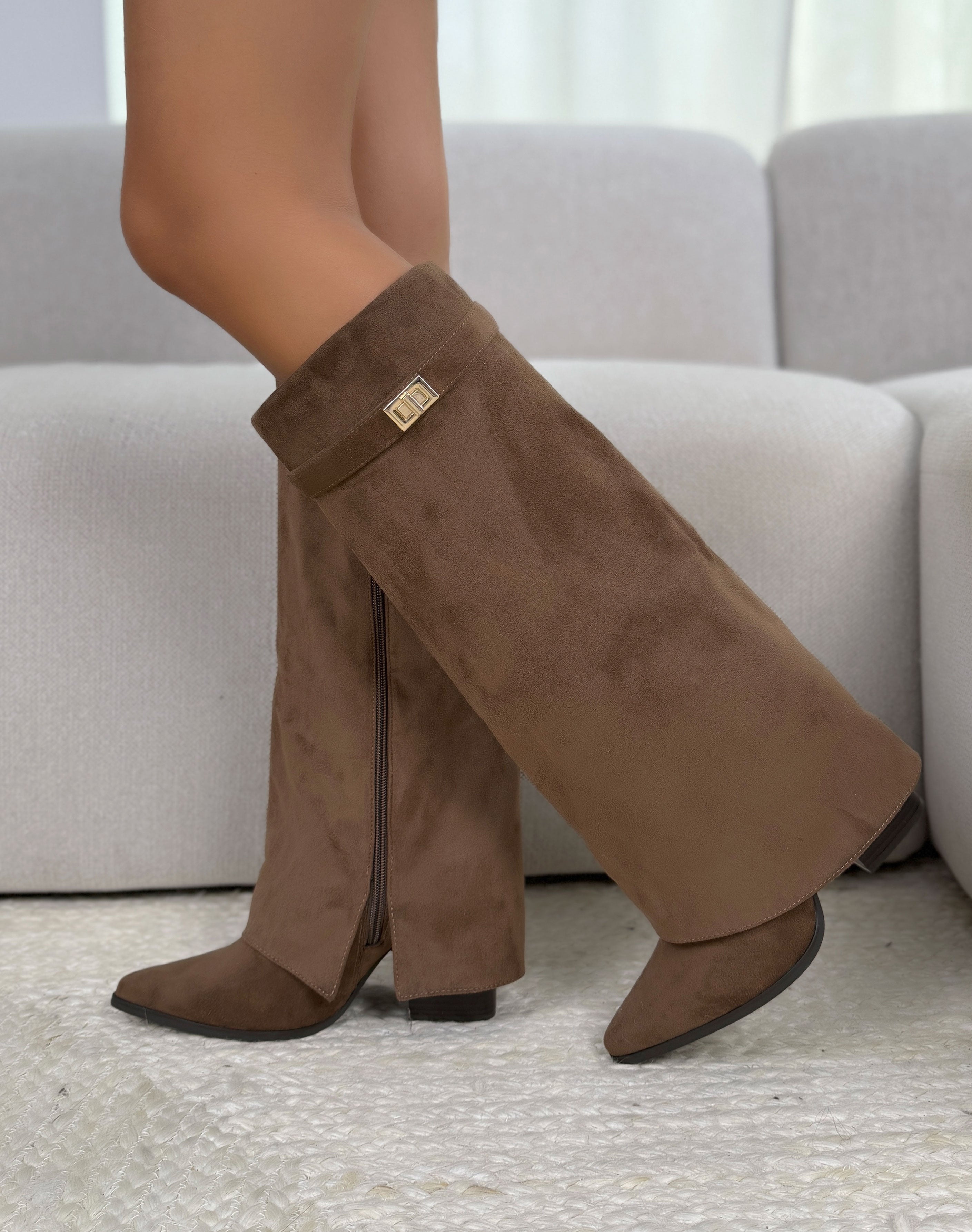 Botte femme marron clair élégante en suédine à revers avec sangle dorée
