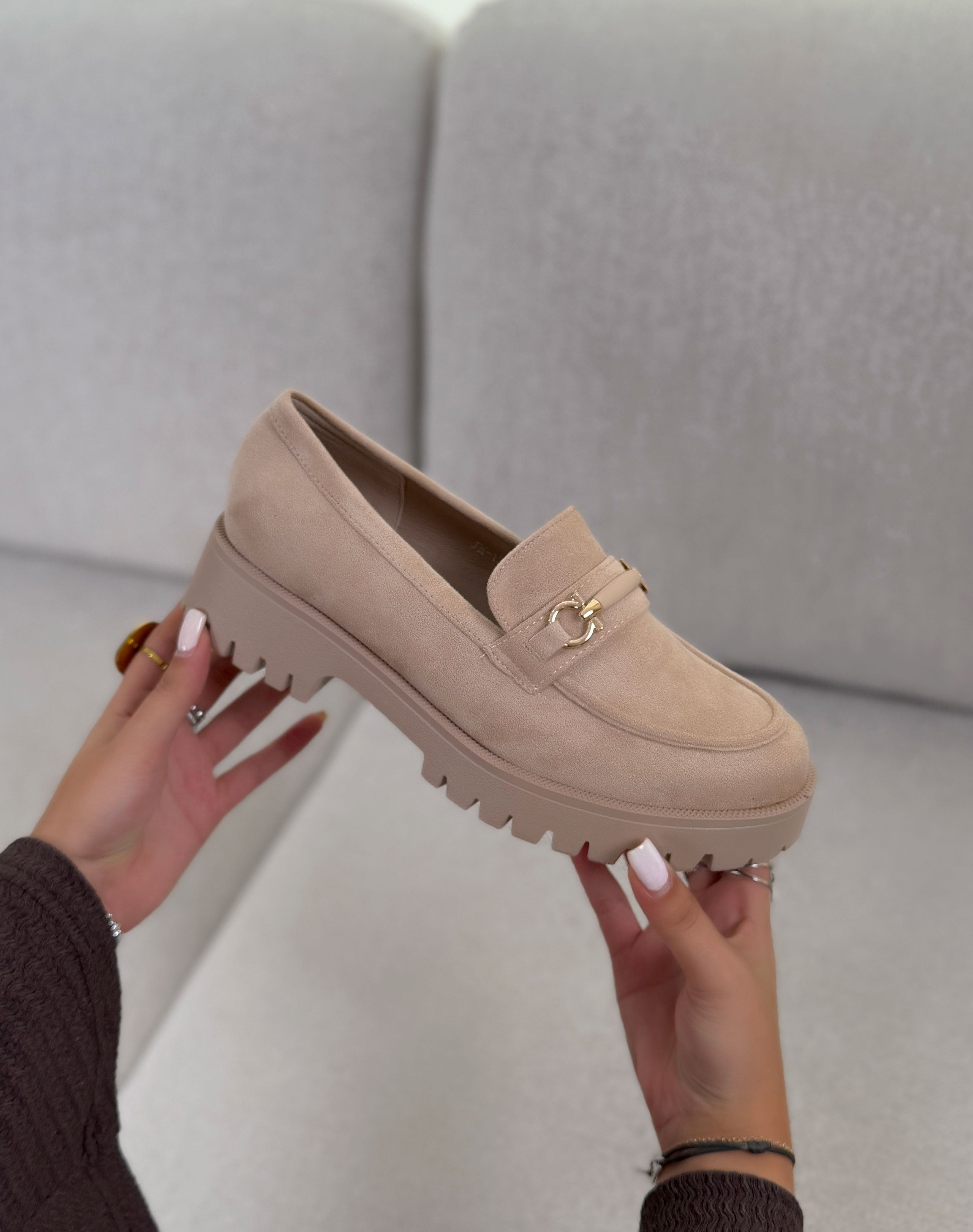 Mocassin femme beige en suédine tendance avec semelle crantée et détail doré