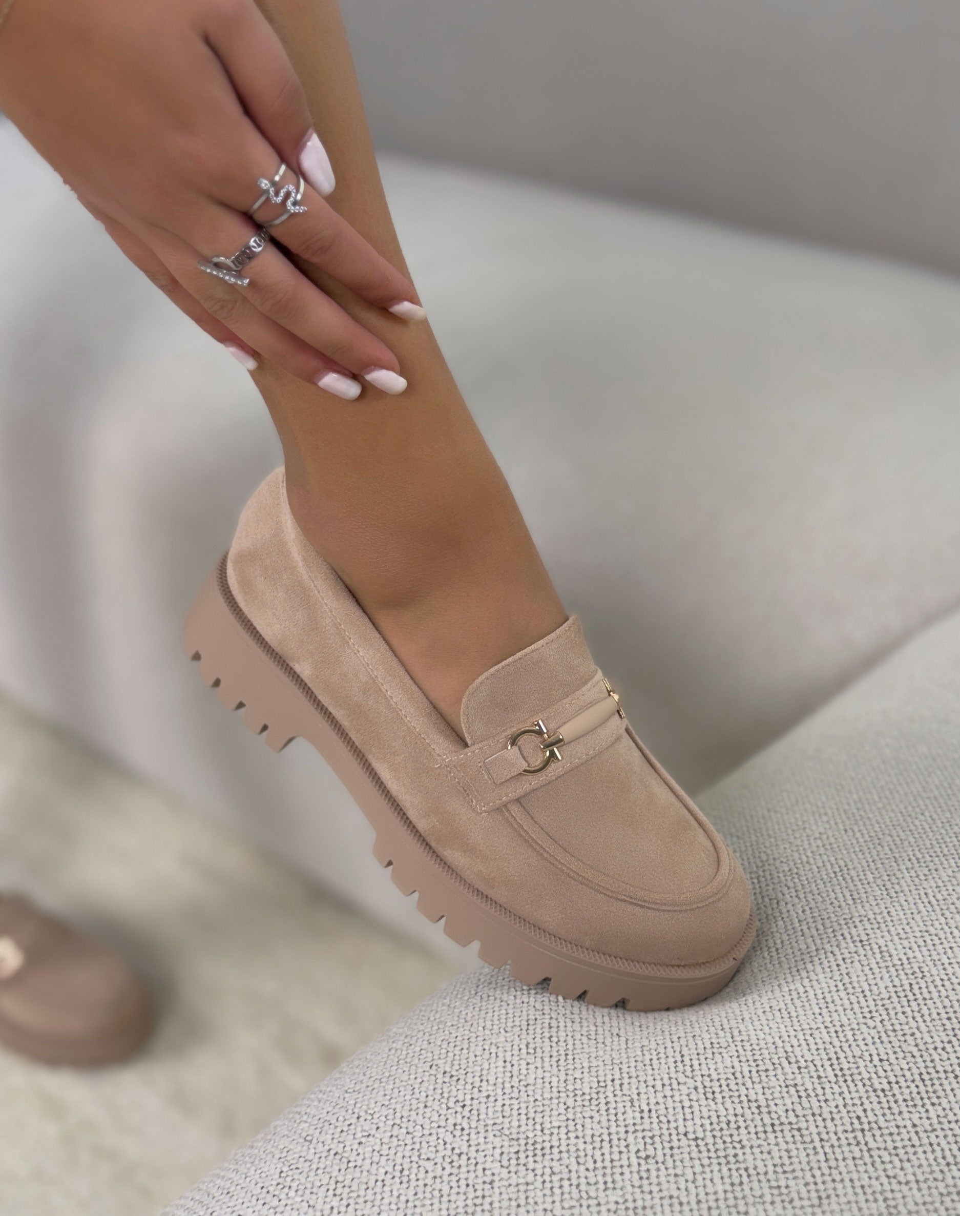 Mocassin femme beige en suédine tendance avec semelle crantée et détail doré