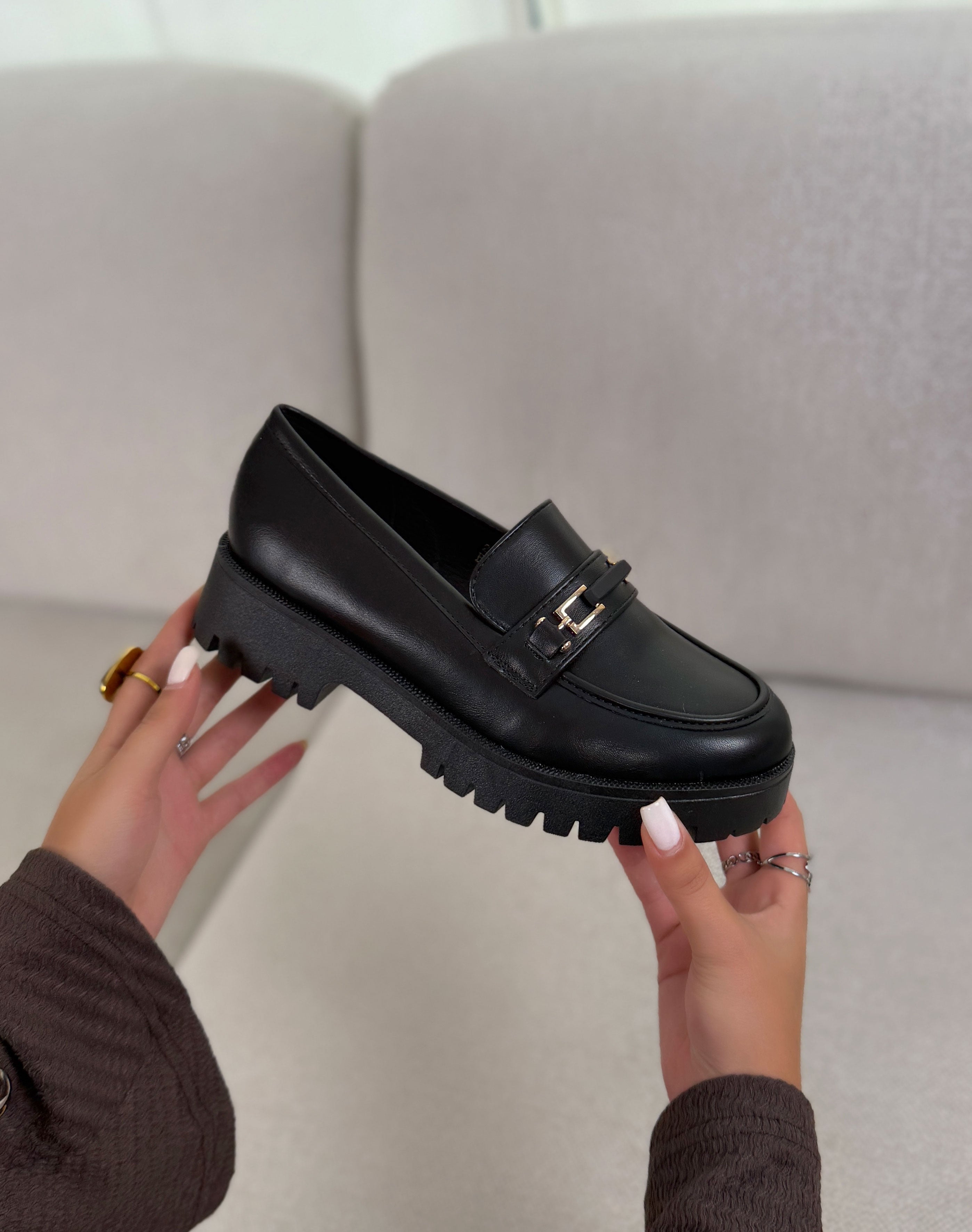 Mocassin femme noir élégant à détail doré avec semelle crantée tendance