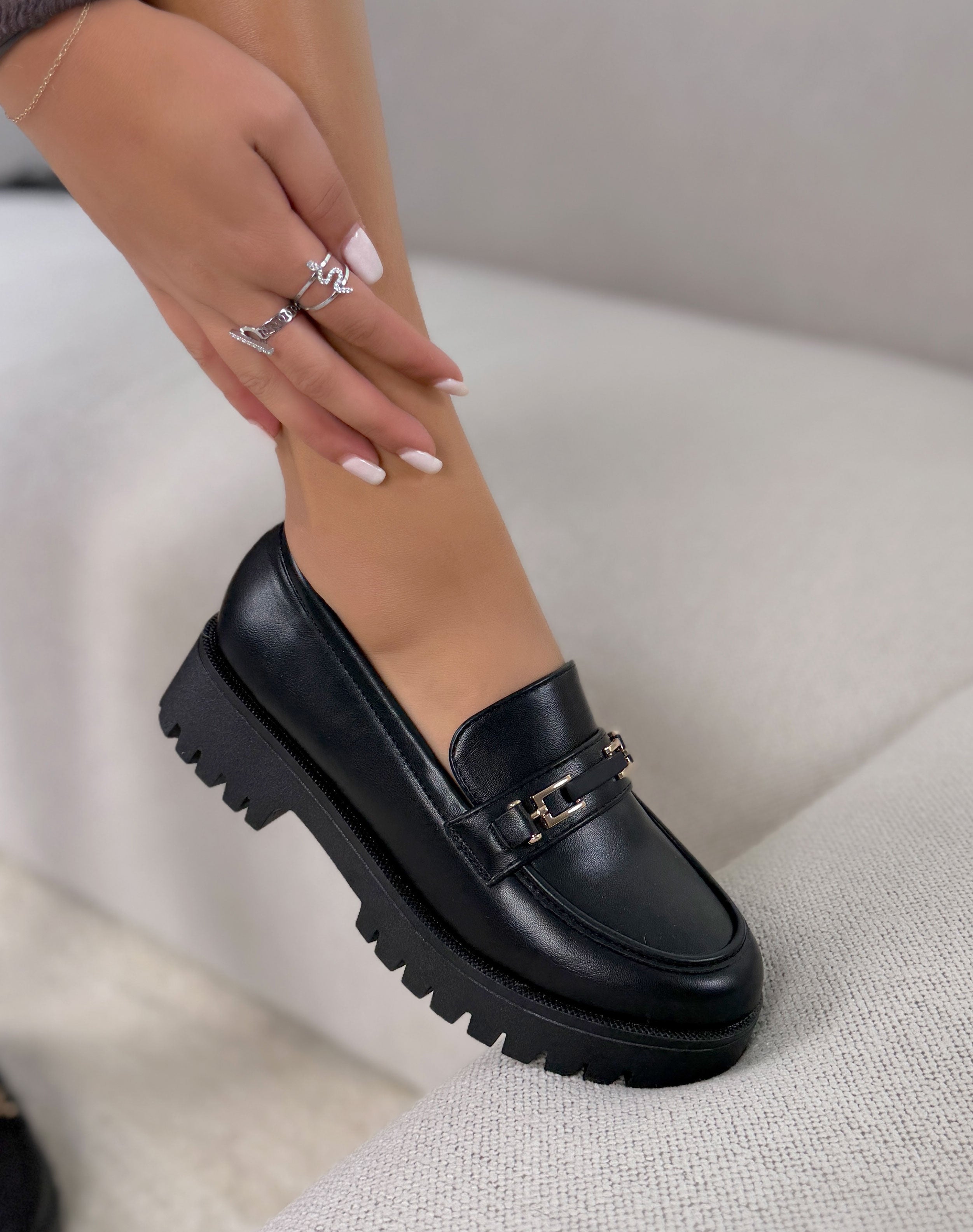 Mocassin femme noir élégant à détail doré avec semelle crantée tendance