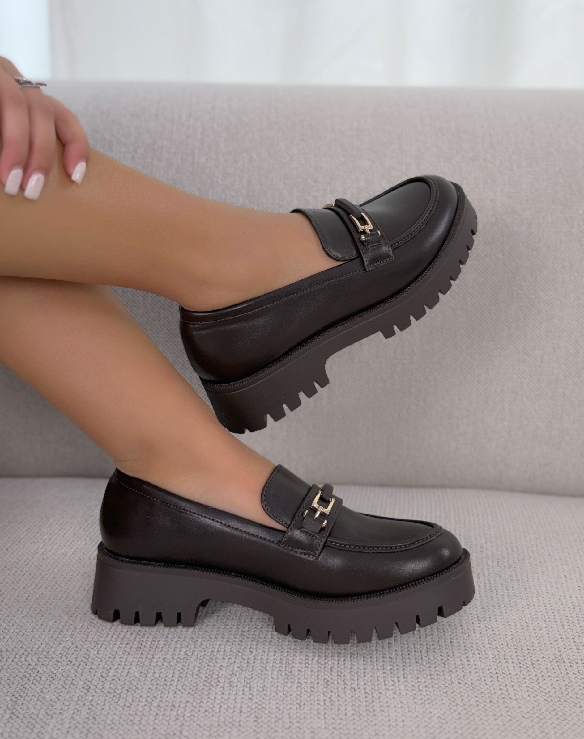 Mocassin femme marron élégant à détail doré avec semelle crantée tendance