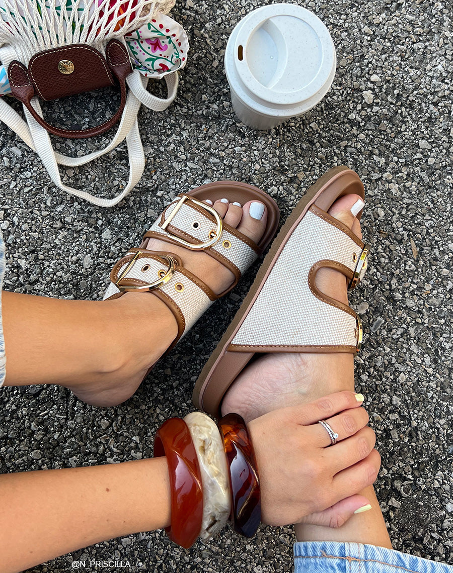 Mules femme camel avec brides tissées et boucles dorées – Élégance et confort