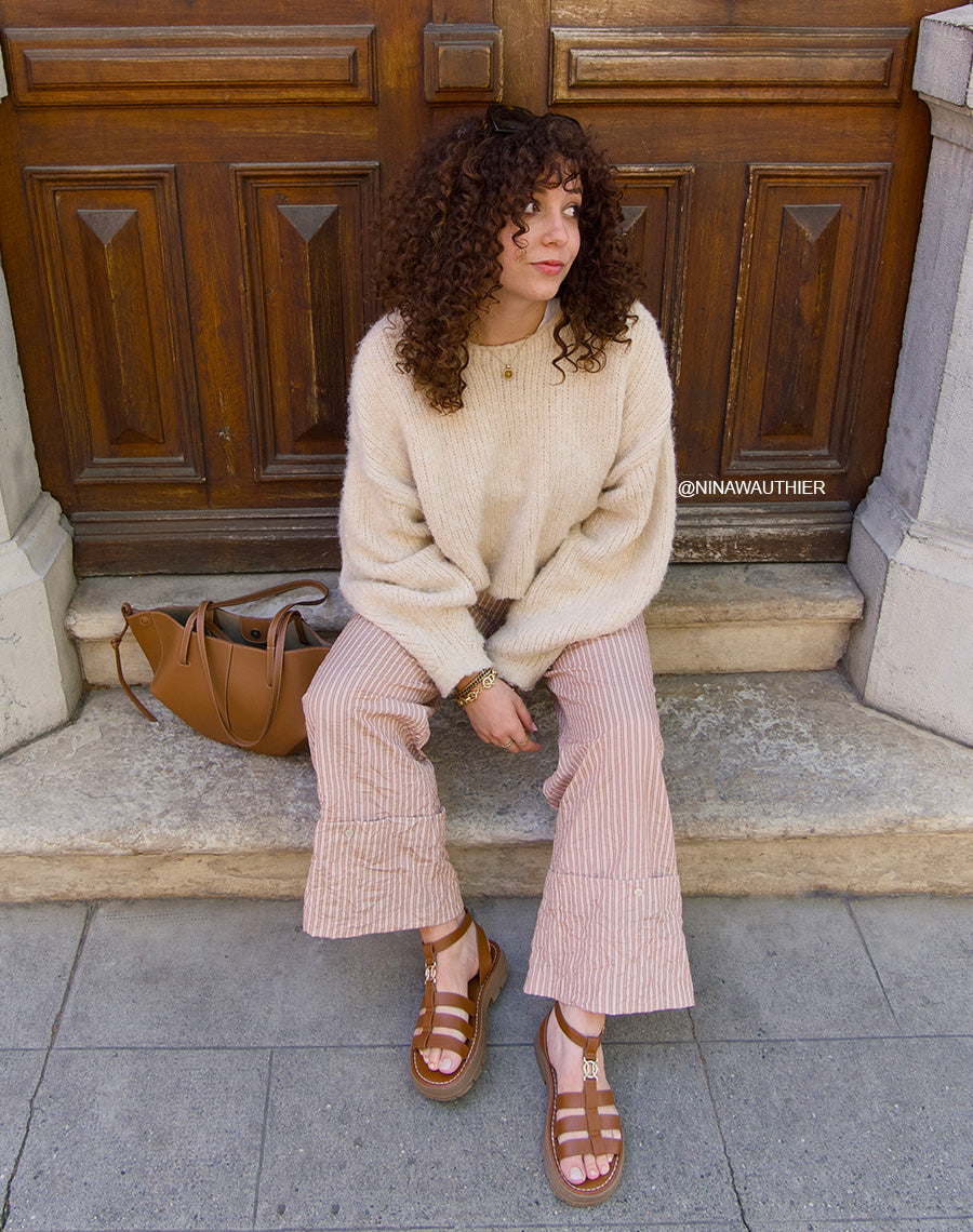 Sandales femme camel à semelle crantée dorées avec bijou élégant