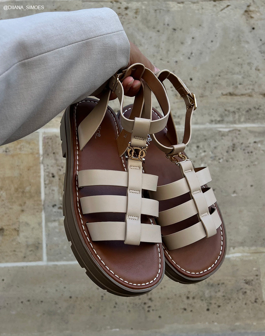 Sandales femme beige à semelle crantée camel et bijou doré élégant