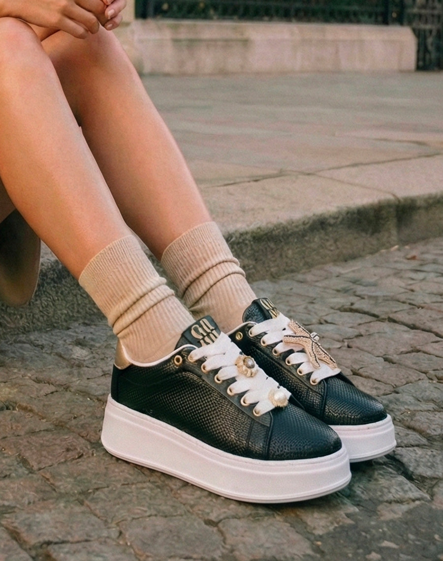 Basket femme noire élégante effet jute avec empiècement doré et bijoux fantaisie
