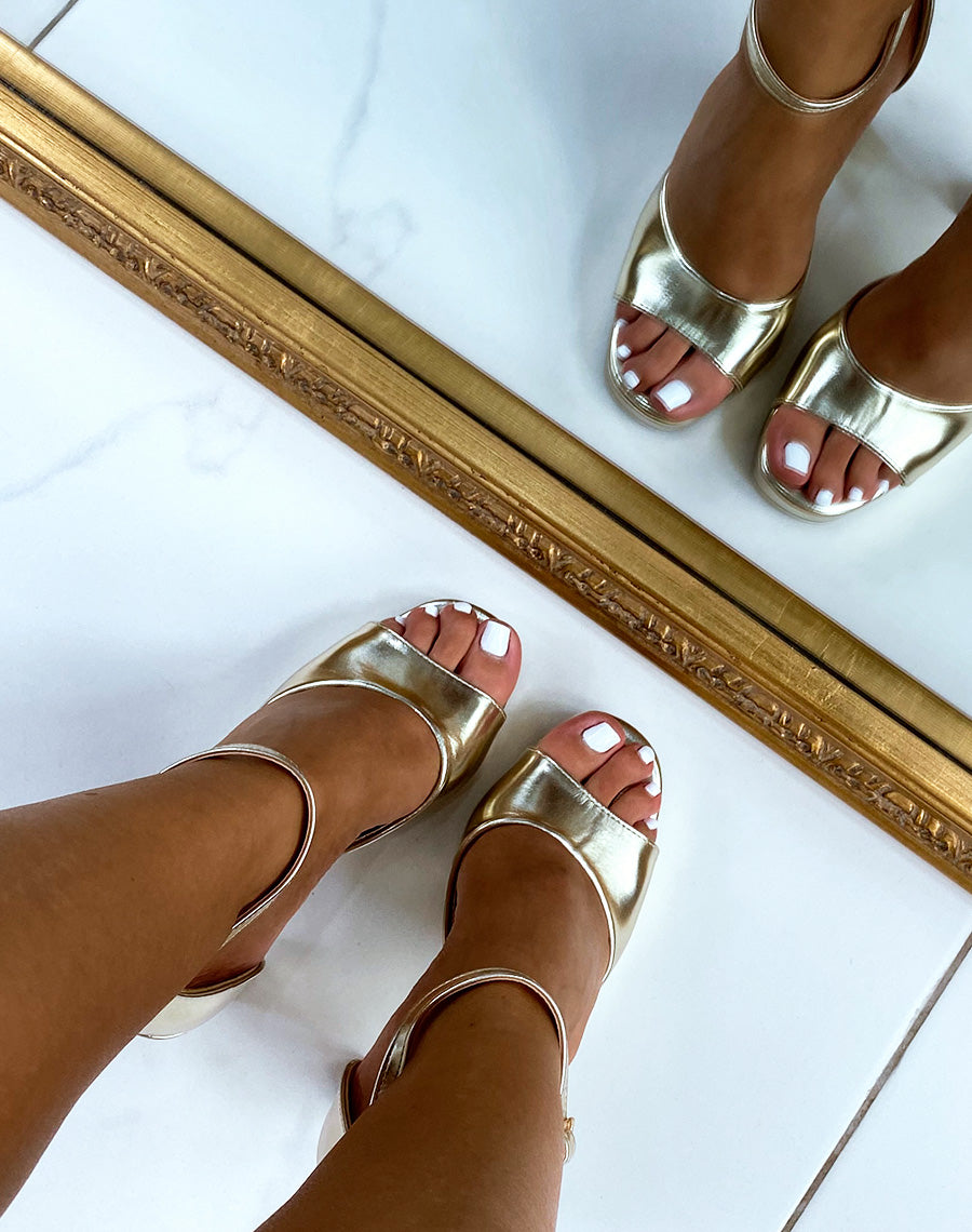 Babies dorée à sangle et fermoir dorée