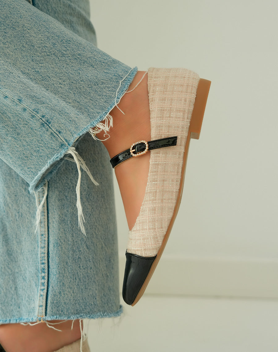 Ballerines élégantes en tweed beige avec bout pointu verni et boucle strassée