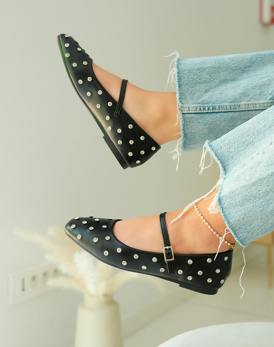 Ballerines noires ornées de clous strassés pour une touche d'éclat