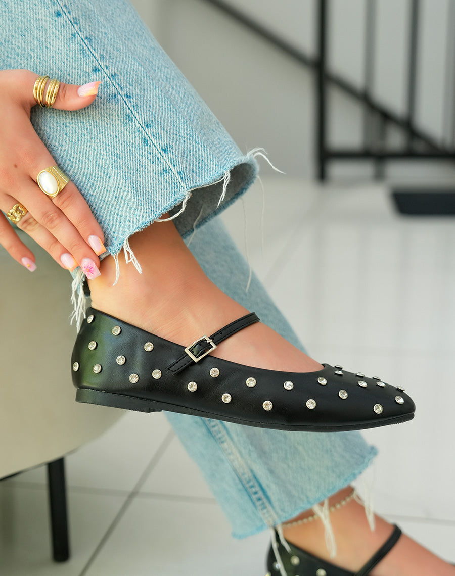Ballerines noires ornées de clous strassés pour une touche d'éclat