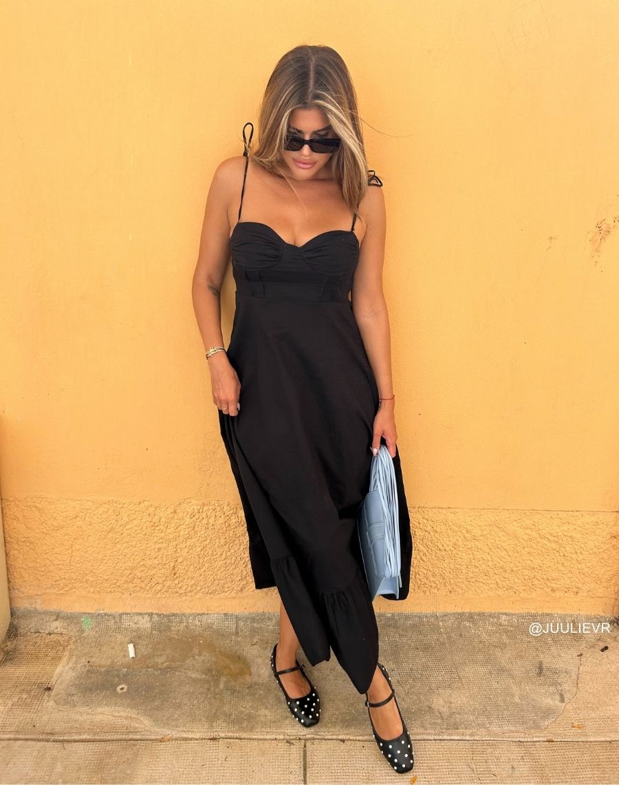 Ballerines noires ornées de clous strassés pour une touche d'éclat