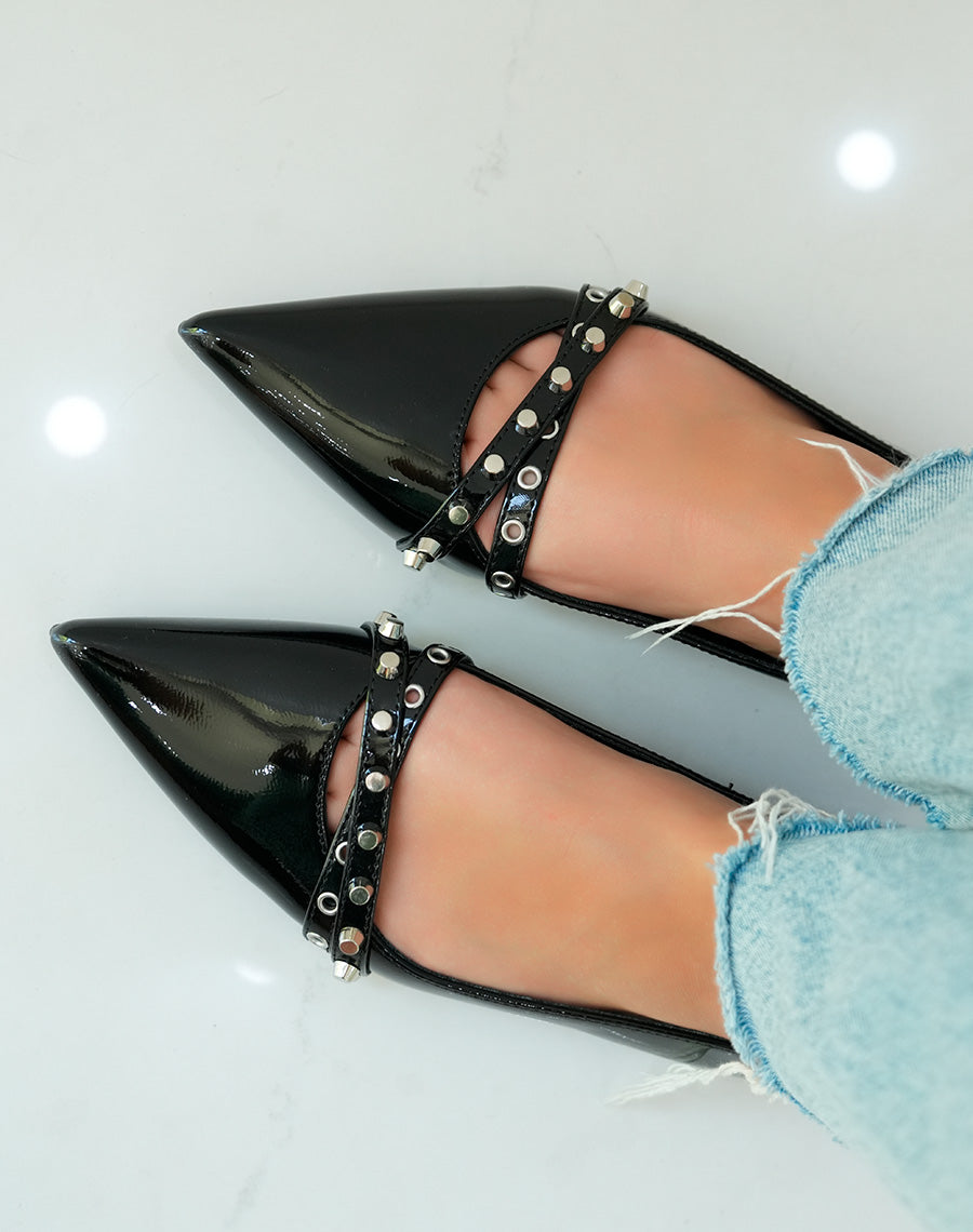 Ballerines pointues noires avec lanières cloutées pour un style audacieux