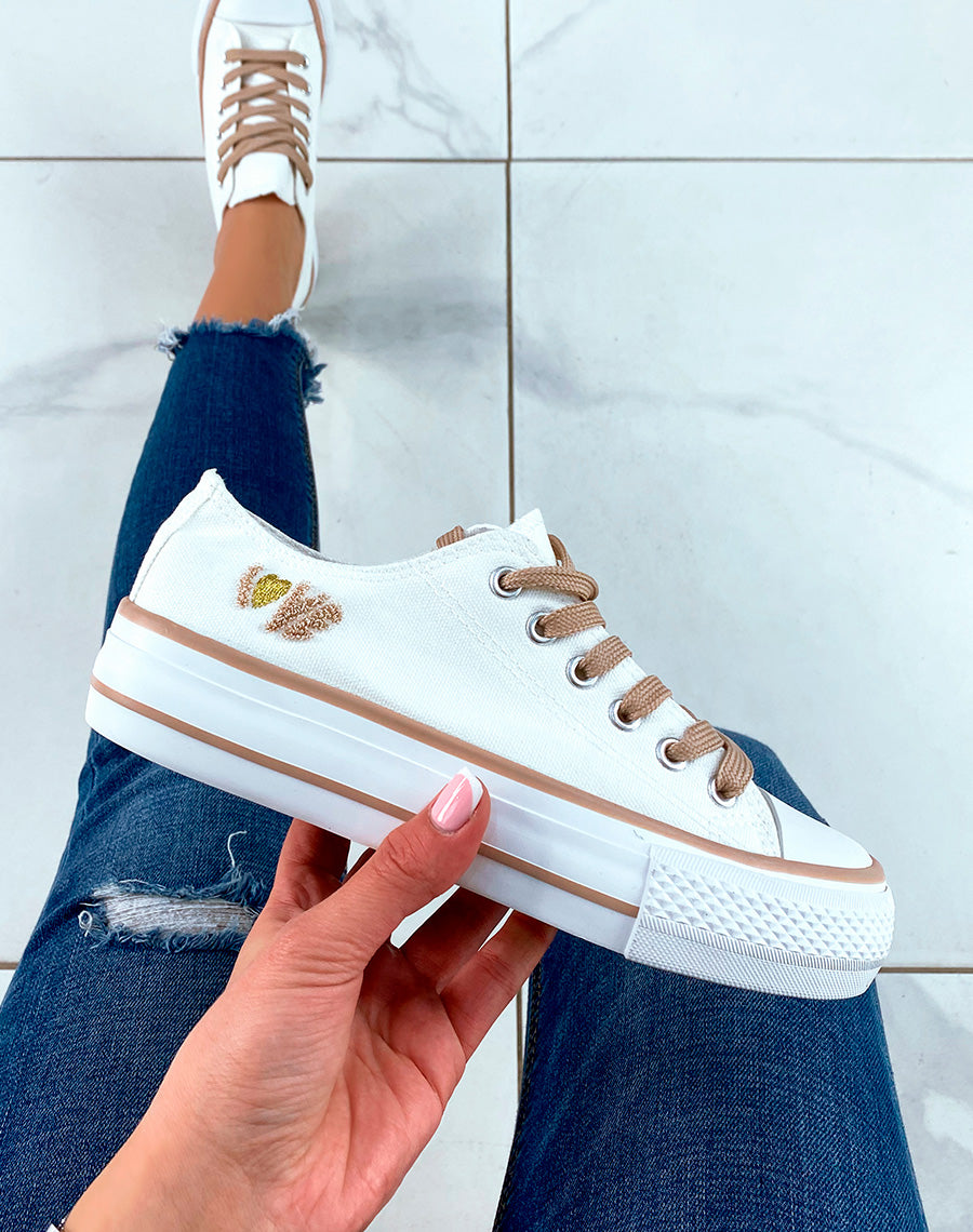 Basket basses blanches et beiges foncées à détail love