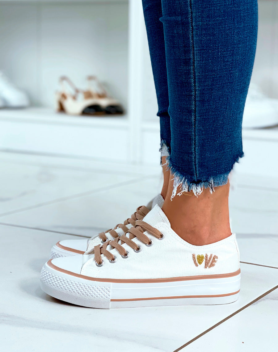 Basket basses blanches et beiges foncées à détail love