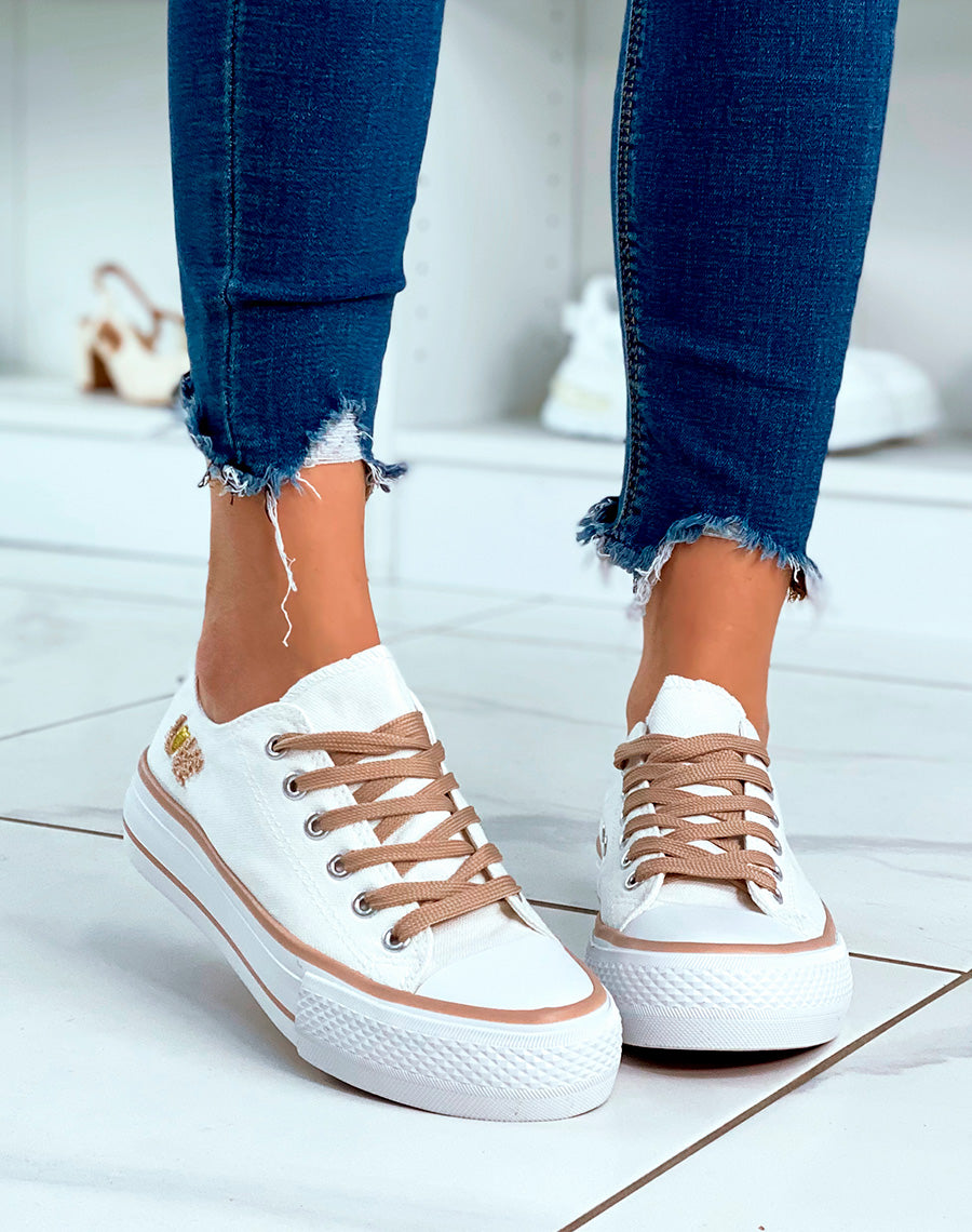 Basket basses blanches et beiges foncées à détail love