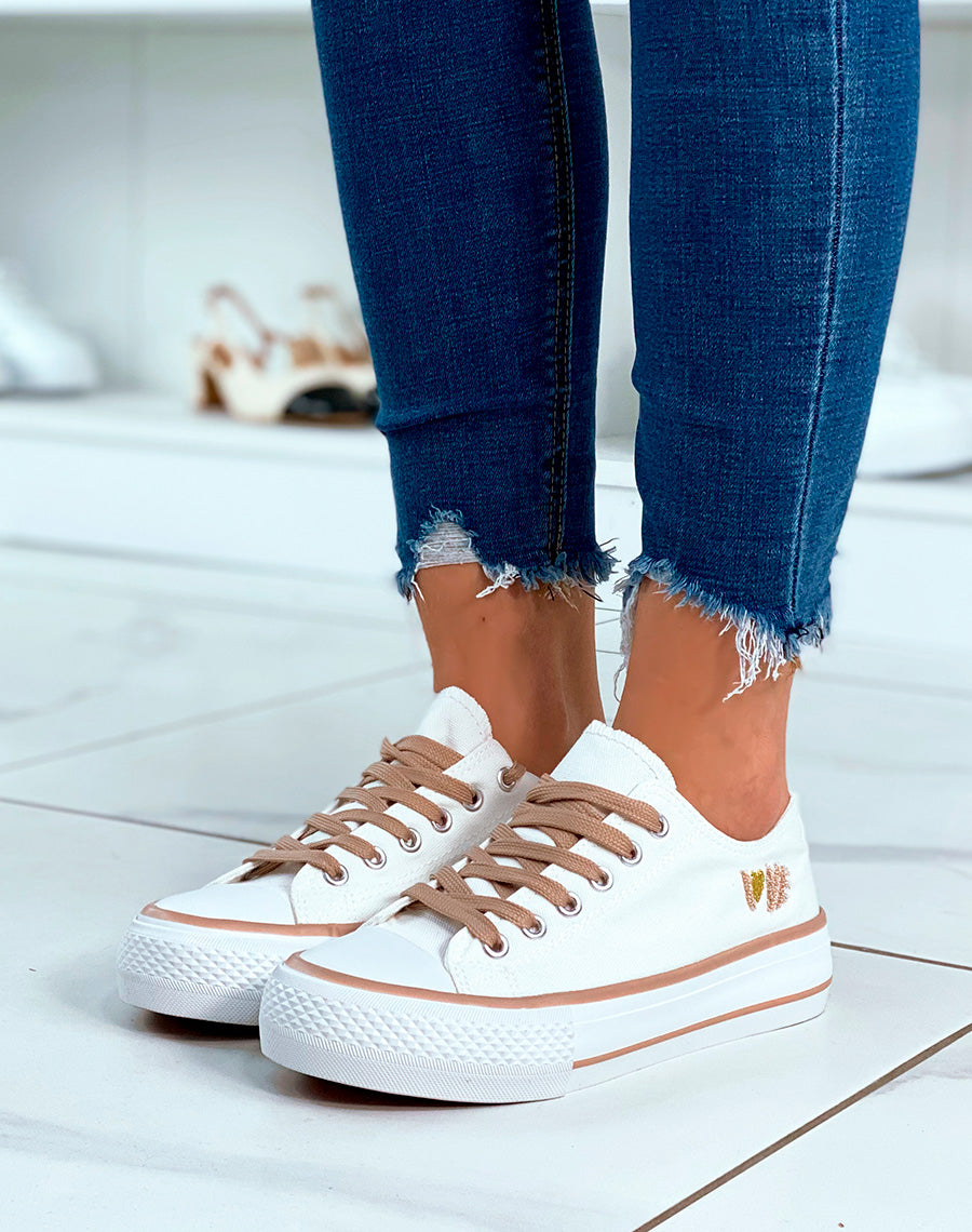 Basket basses blanches et beiges foncées à détail love