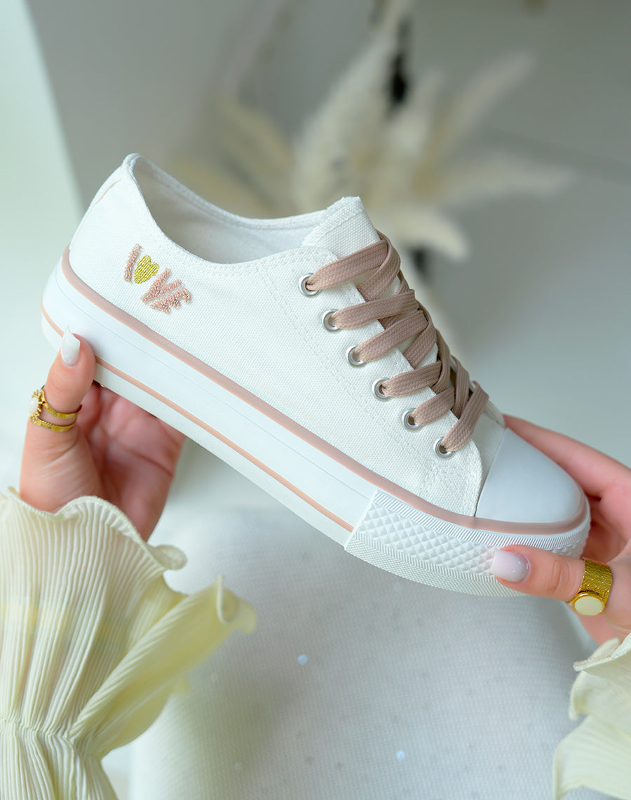 Basket basses blanches et beiges foncées à détail love