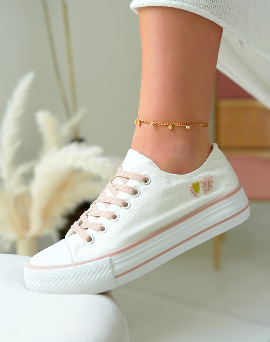 Basket basses blanches et beiges foncées à détail love