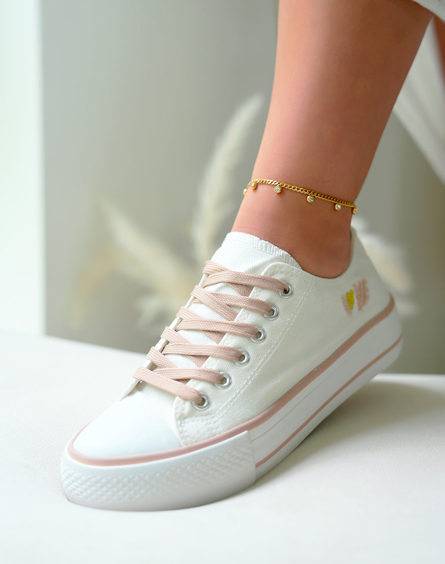 Basket basses blanches et beiges foncées à détail love