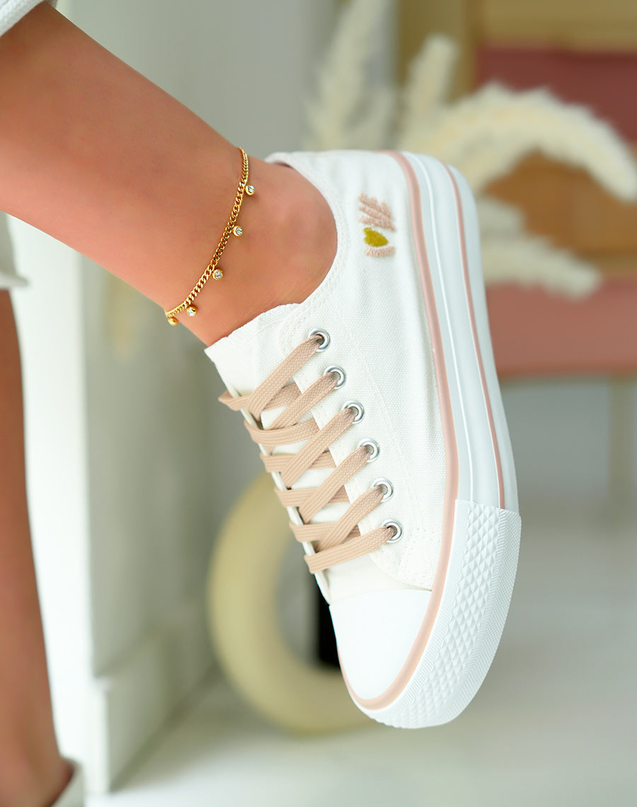 Basket basses blanches et beiges foncées à détail love