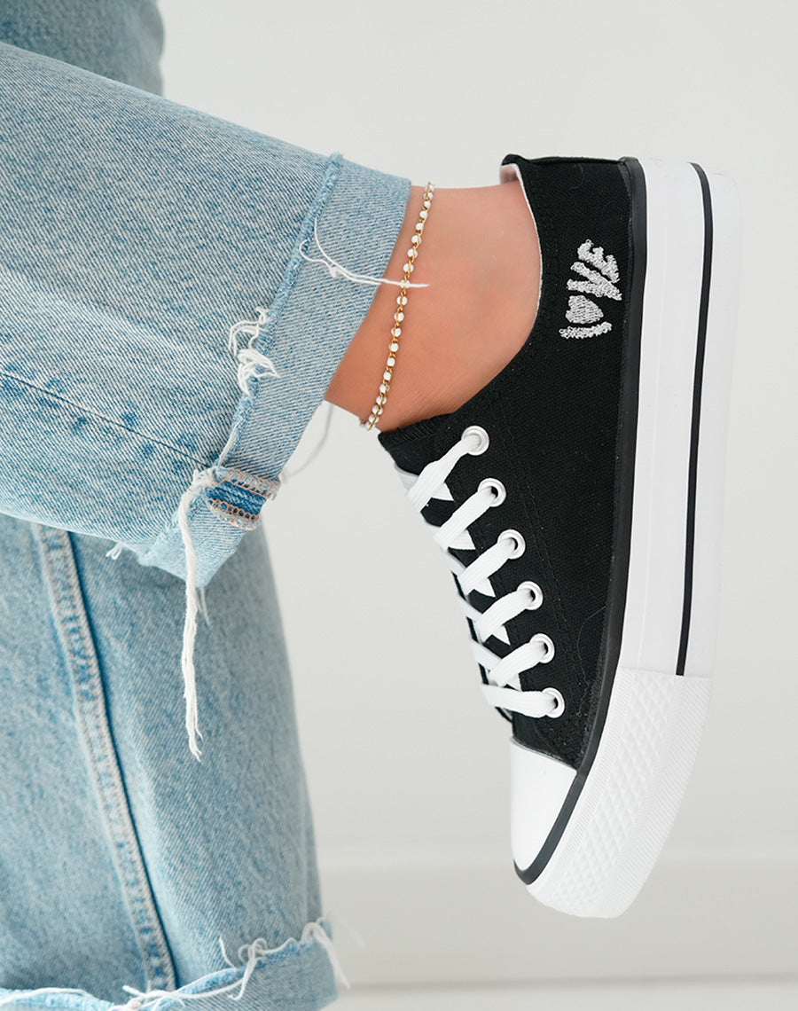 Basket basses noires et blanches à détail love