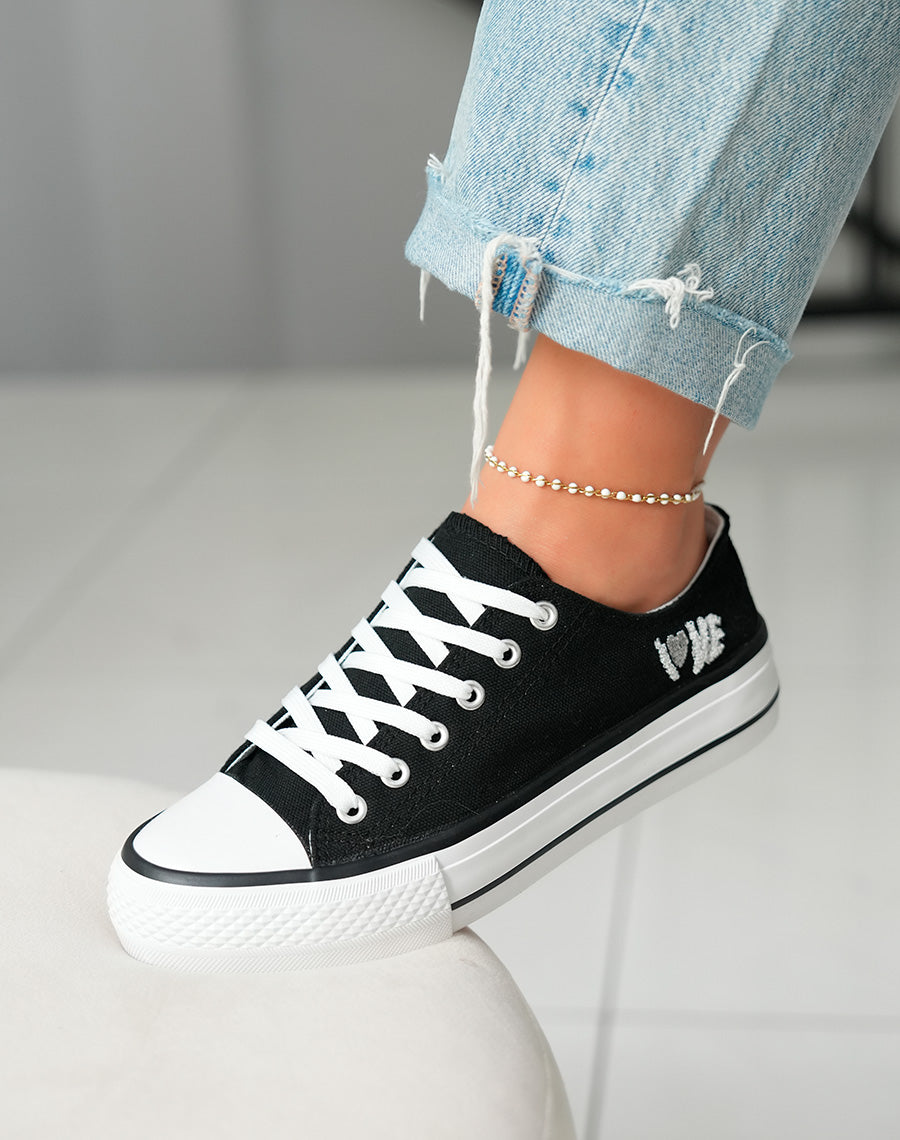 Basket basses noires et blanches à détail love