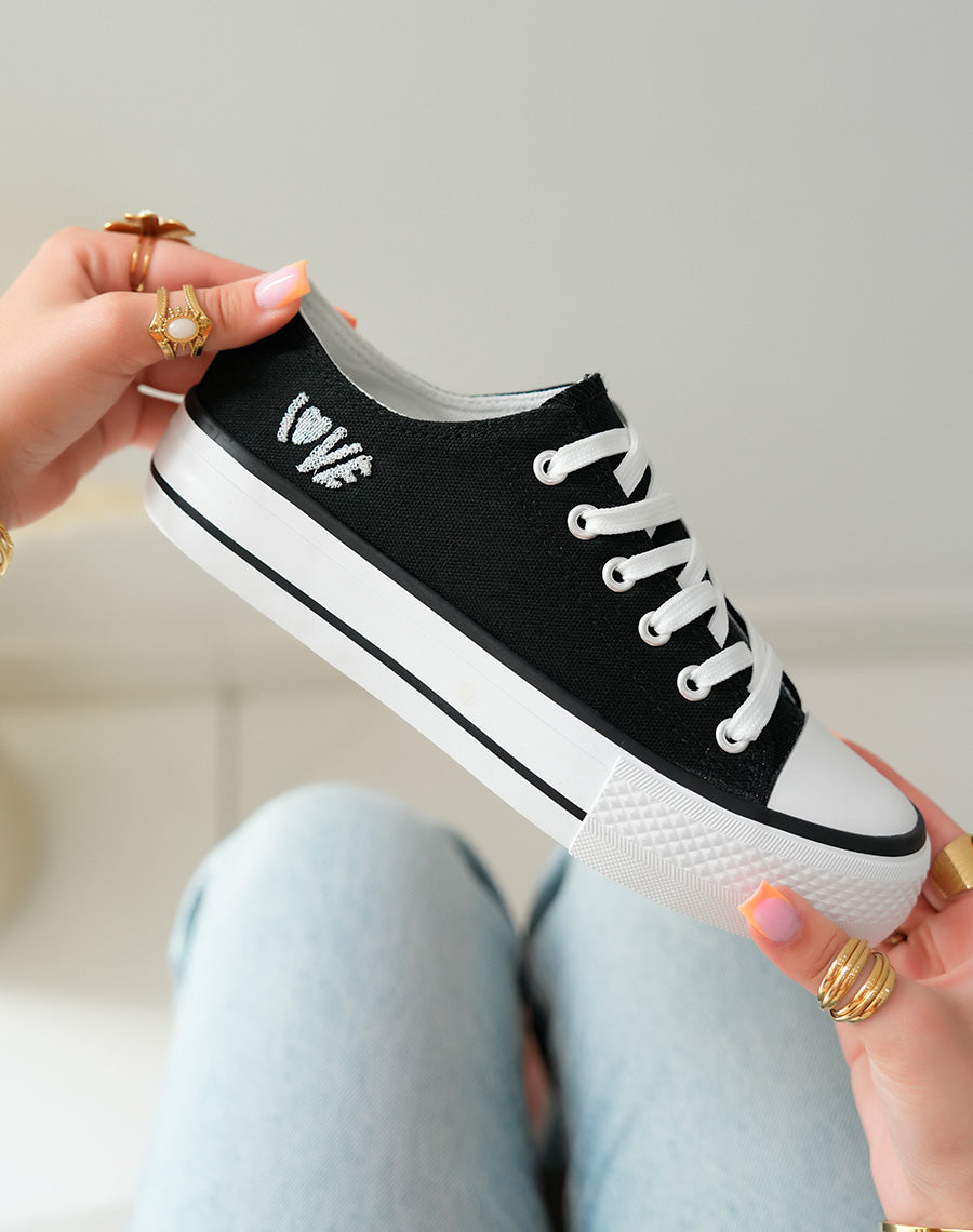 Basket basses noires et blanches à détail love
