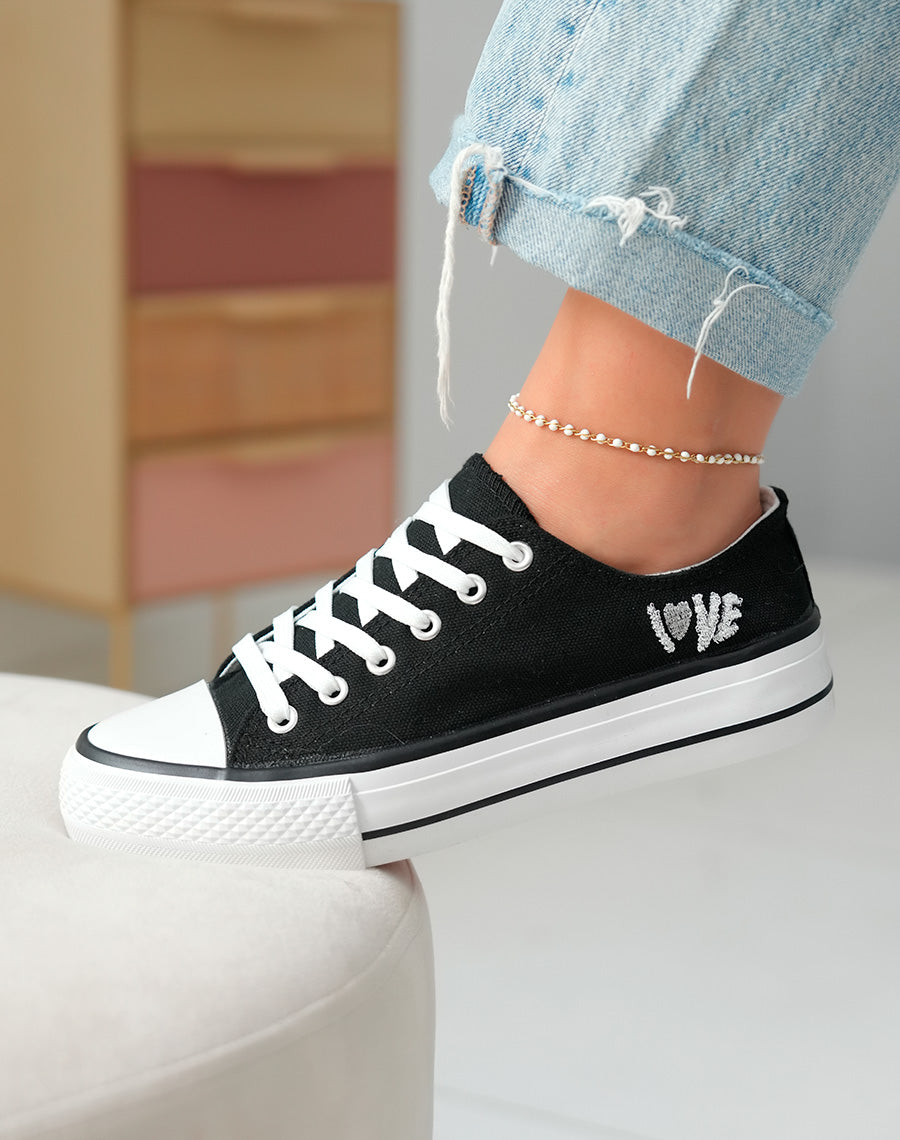 Basket basses noires et blanches à détail love