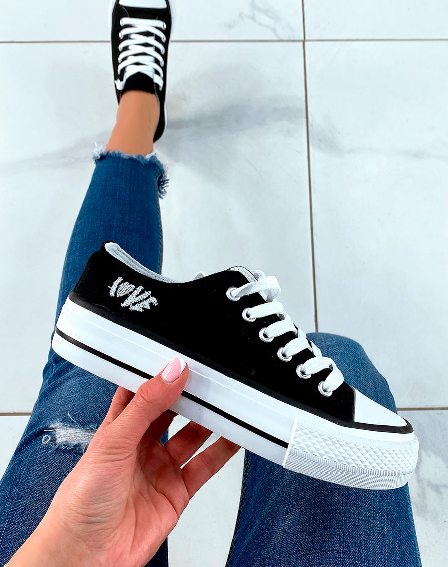Basket basses noires et blanches à détail love