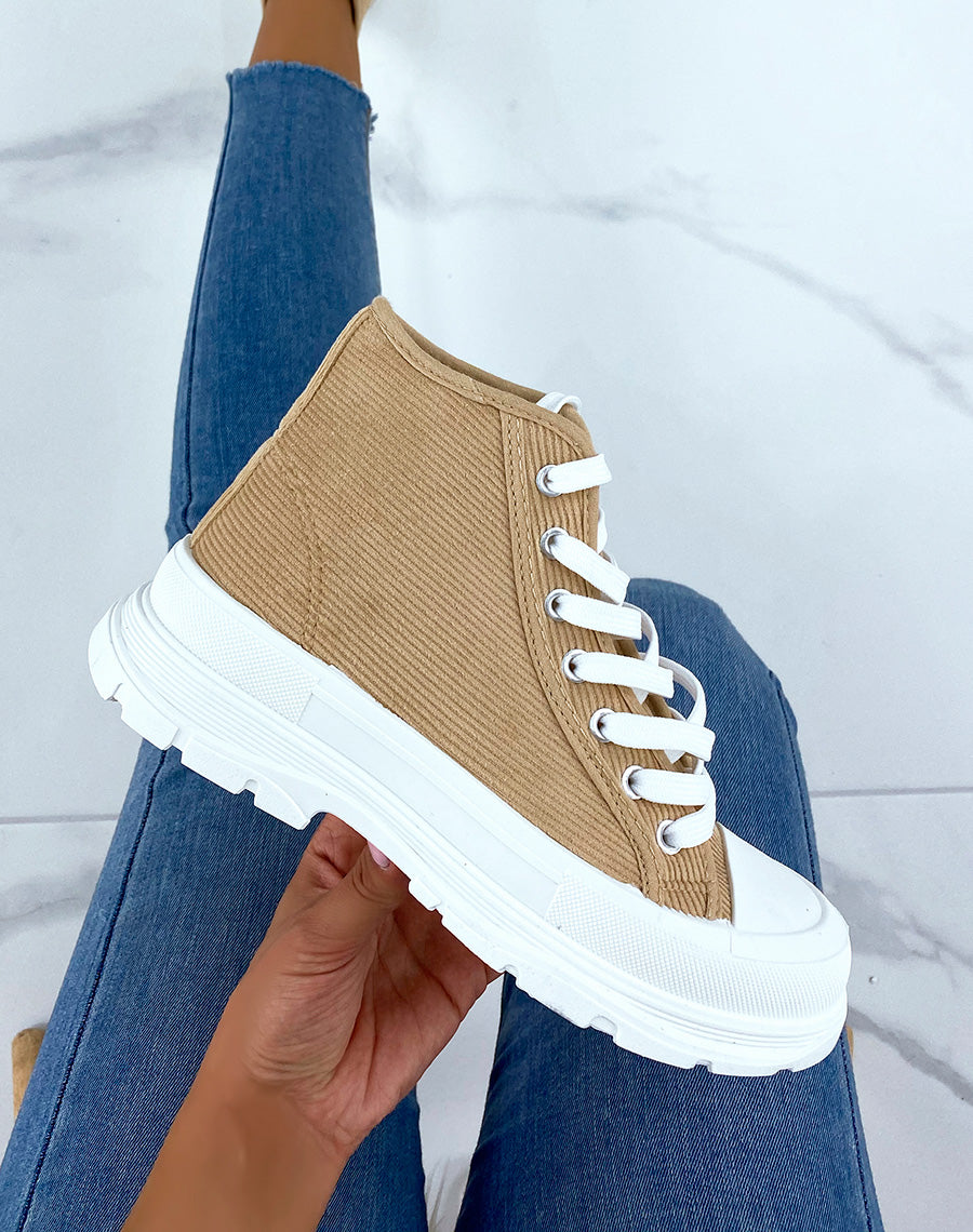 Basket beige foncé montantes en suédine rayée
