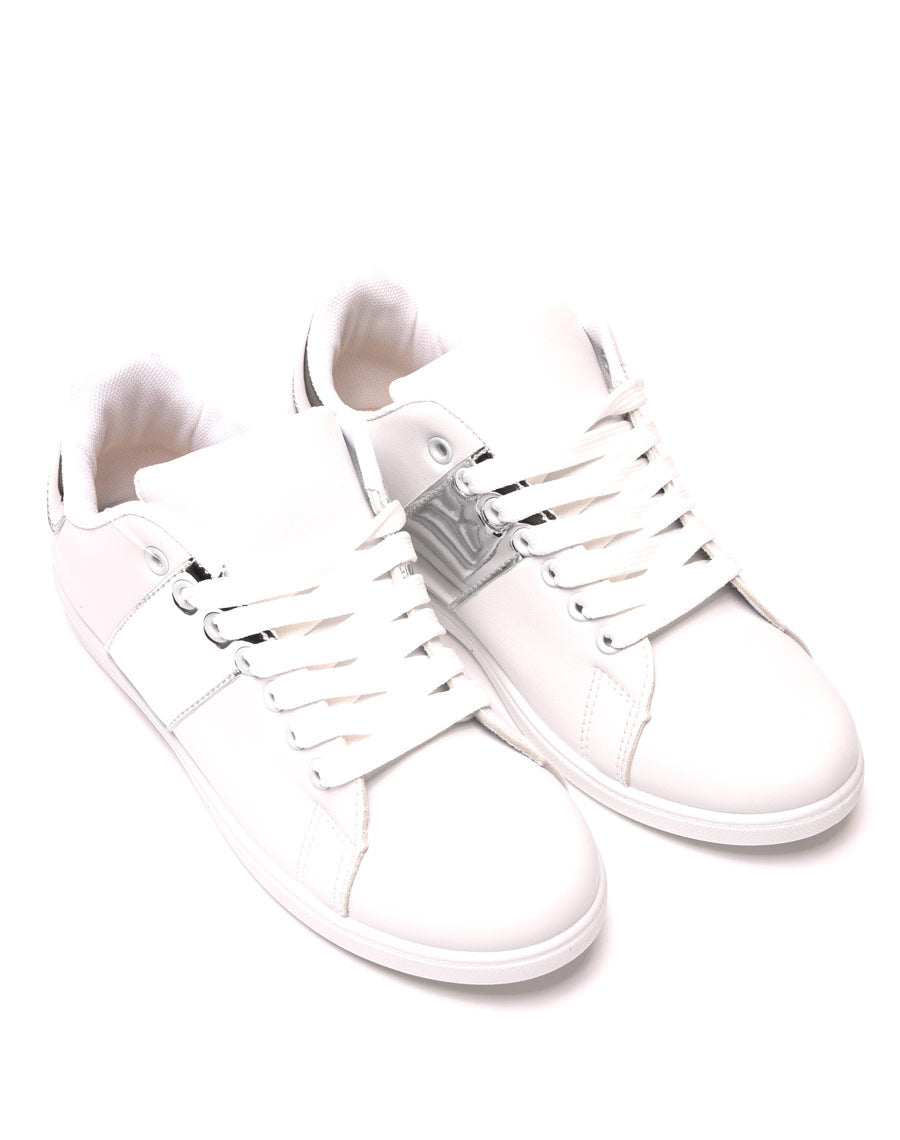 Basket blanche avec bande argent
