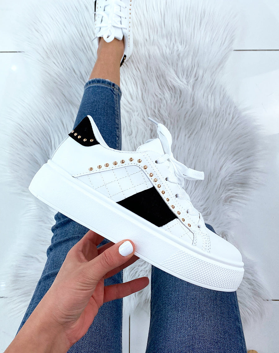 Basket blanche cloutée à empiècements noirs