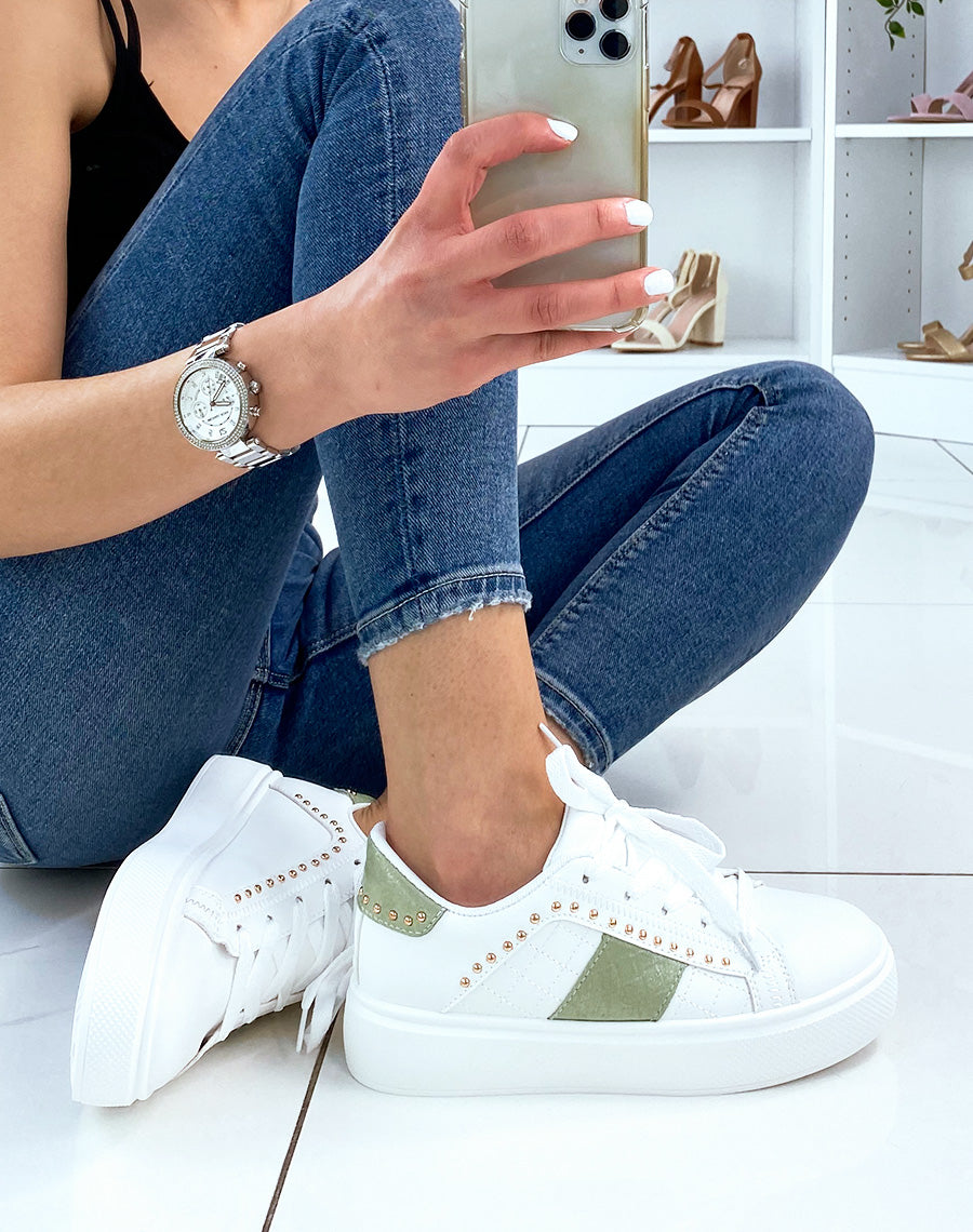 Basket blanche cloutée à empiècements verts