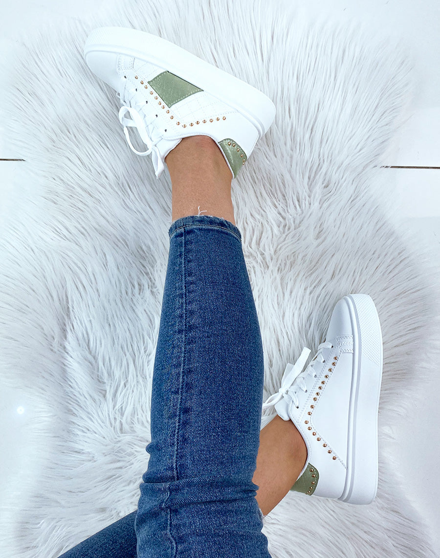 Basket blanche cloutée à empiècements verts