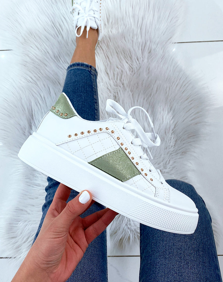 Basket blanche cloutée à empiècements verts