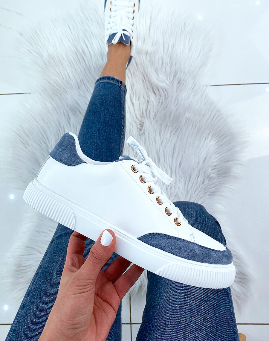 Basket blanche à empiècements bleus